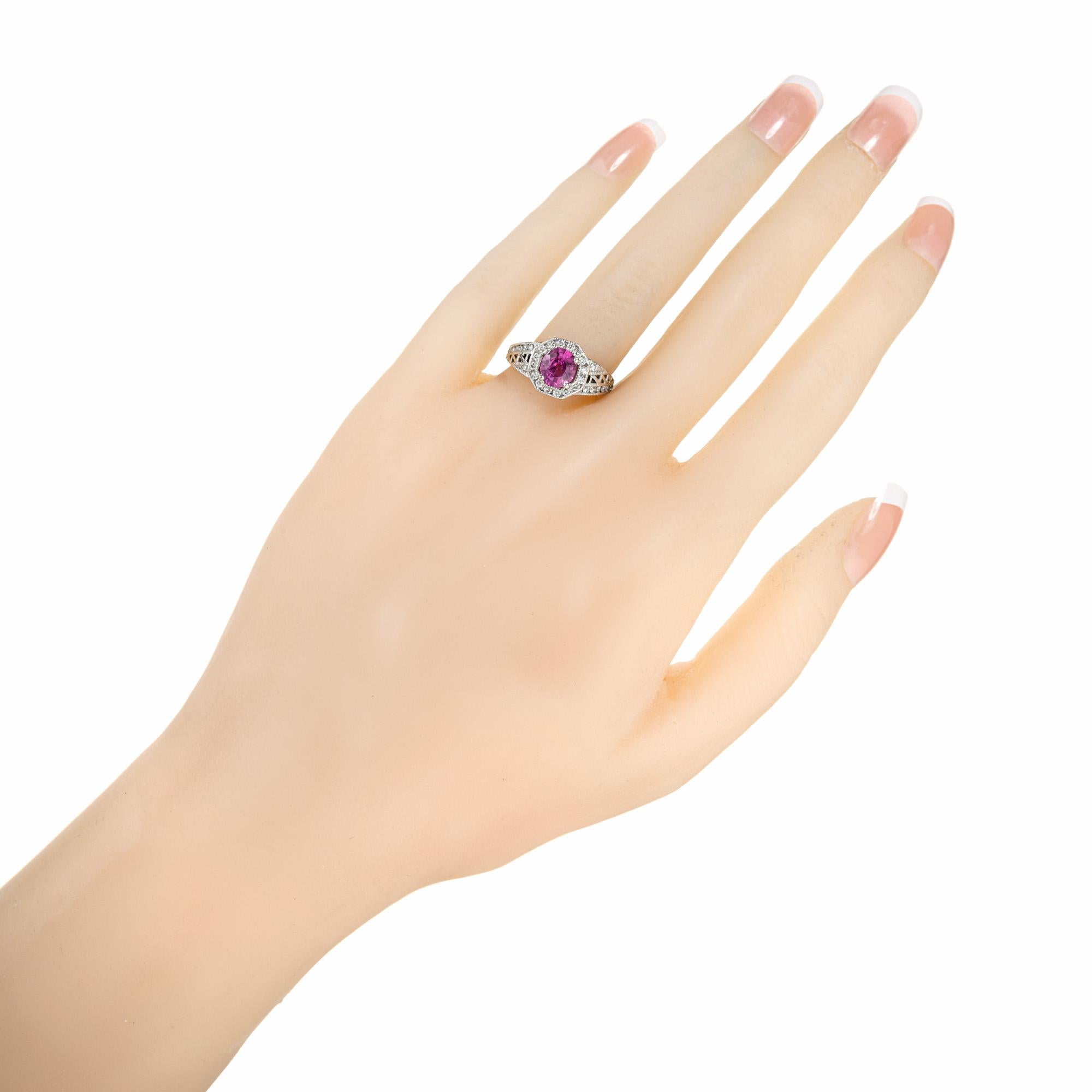 Bague de fiançailles en platine avec saphir rose naturel taille coussin de 1,12 carat et halo de diamants en vente 3
