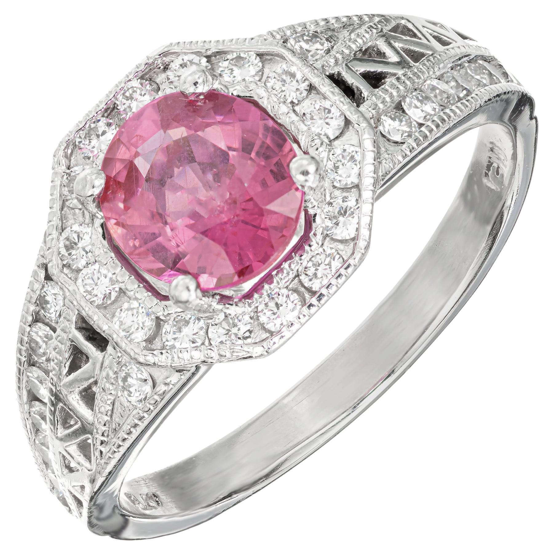 Verlobungsring mit 1,12 Karat natürlichem rosa Saphir im Kissenschliff und Diamant-Halo im Angebot