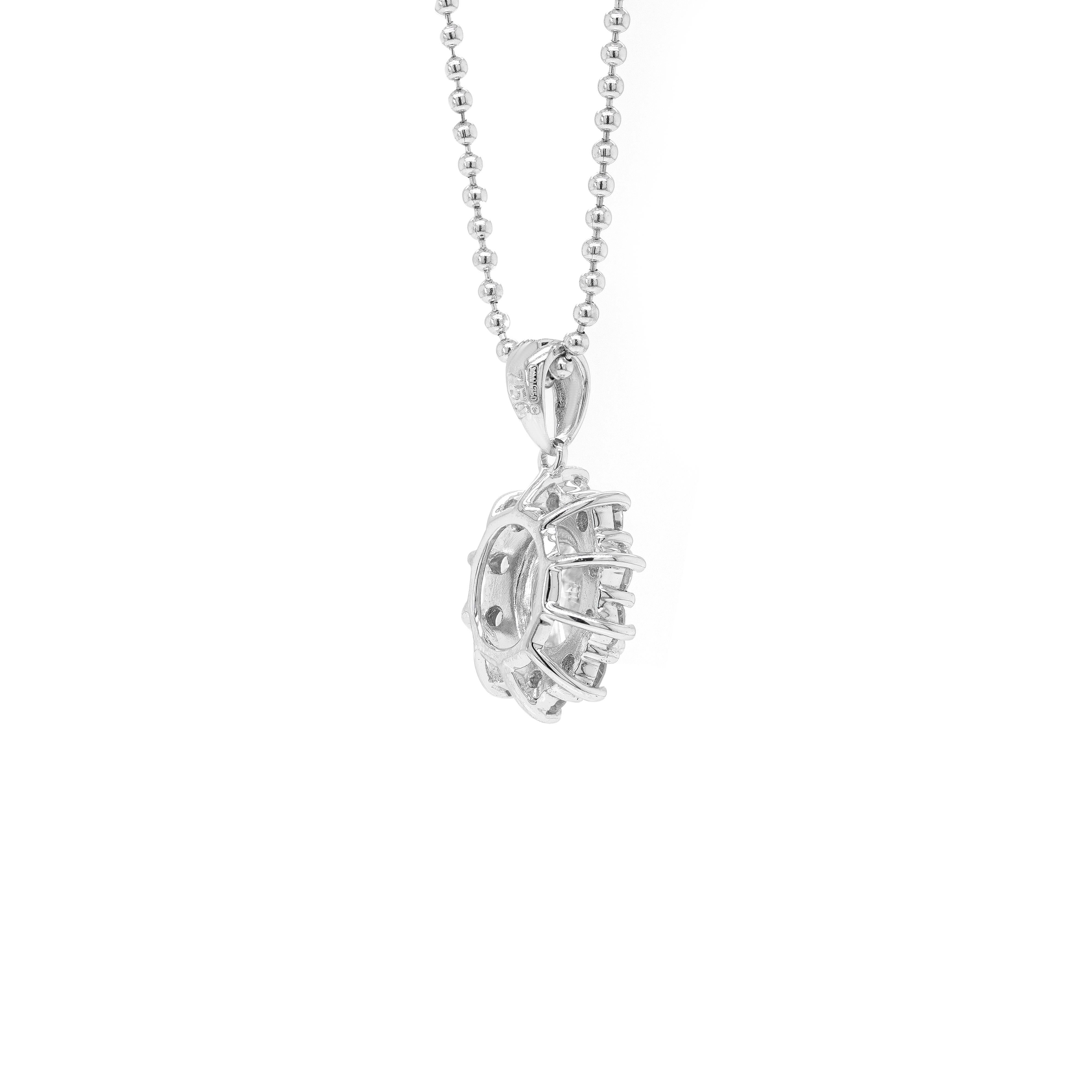 Ce ravissant pendentif est magnifiquement serti d'un diamant de taille ovale pesant 0,62 ct, dans une monture ouverte à quatre griffes. Le diamant central exquis est entouré de 10 diamants ronds de qualité, taille brillant, pesant au total 0,50 ct,