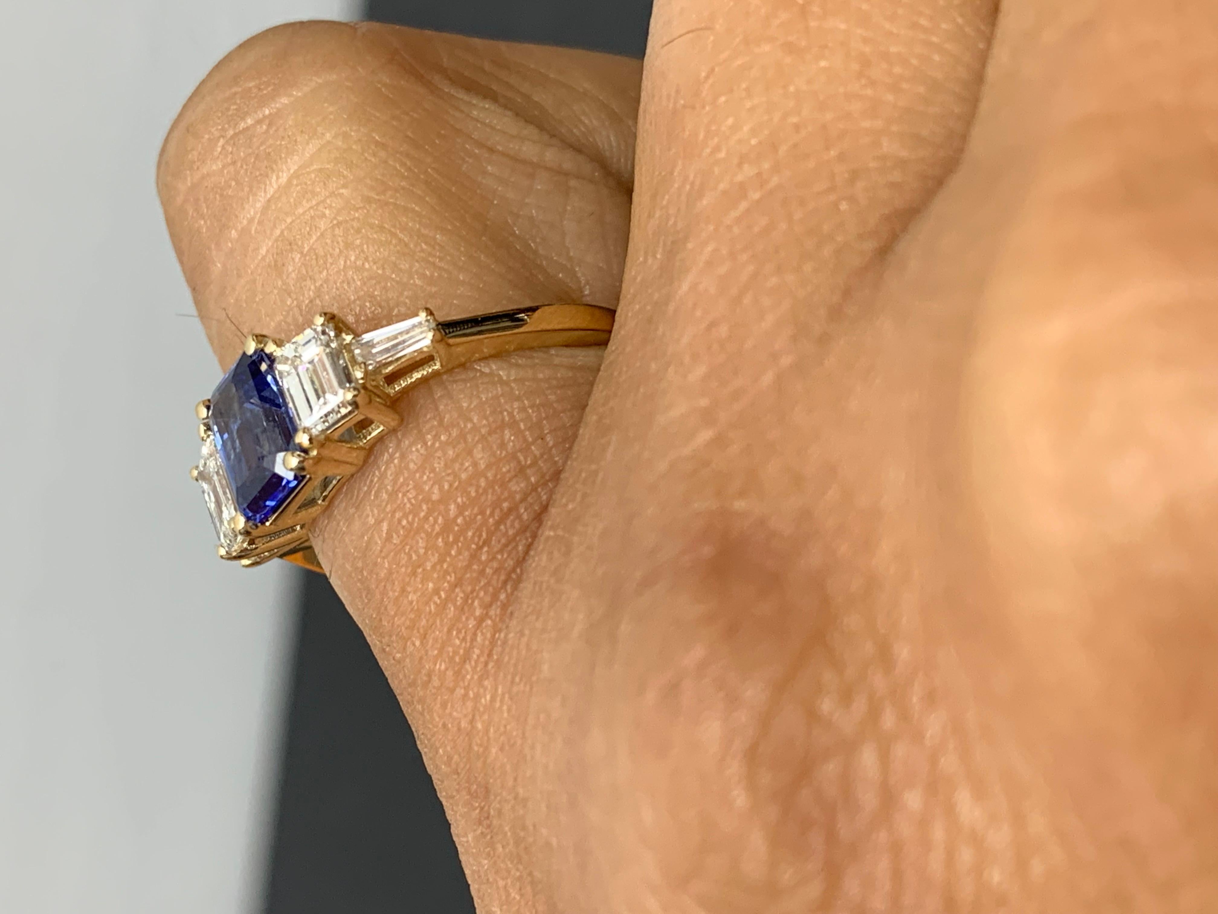 Bague à 5 pierres en or jaune 14 carats avec saphir bleu taille émeraude de 1,12 carat et diamants Neuf - En vente à NEW YORK, NY