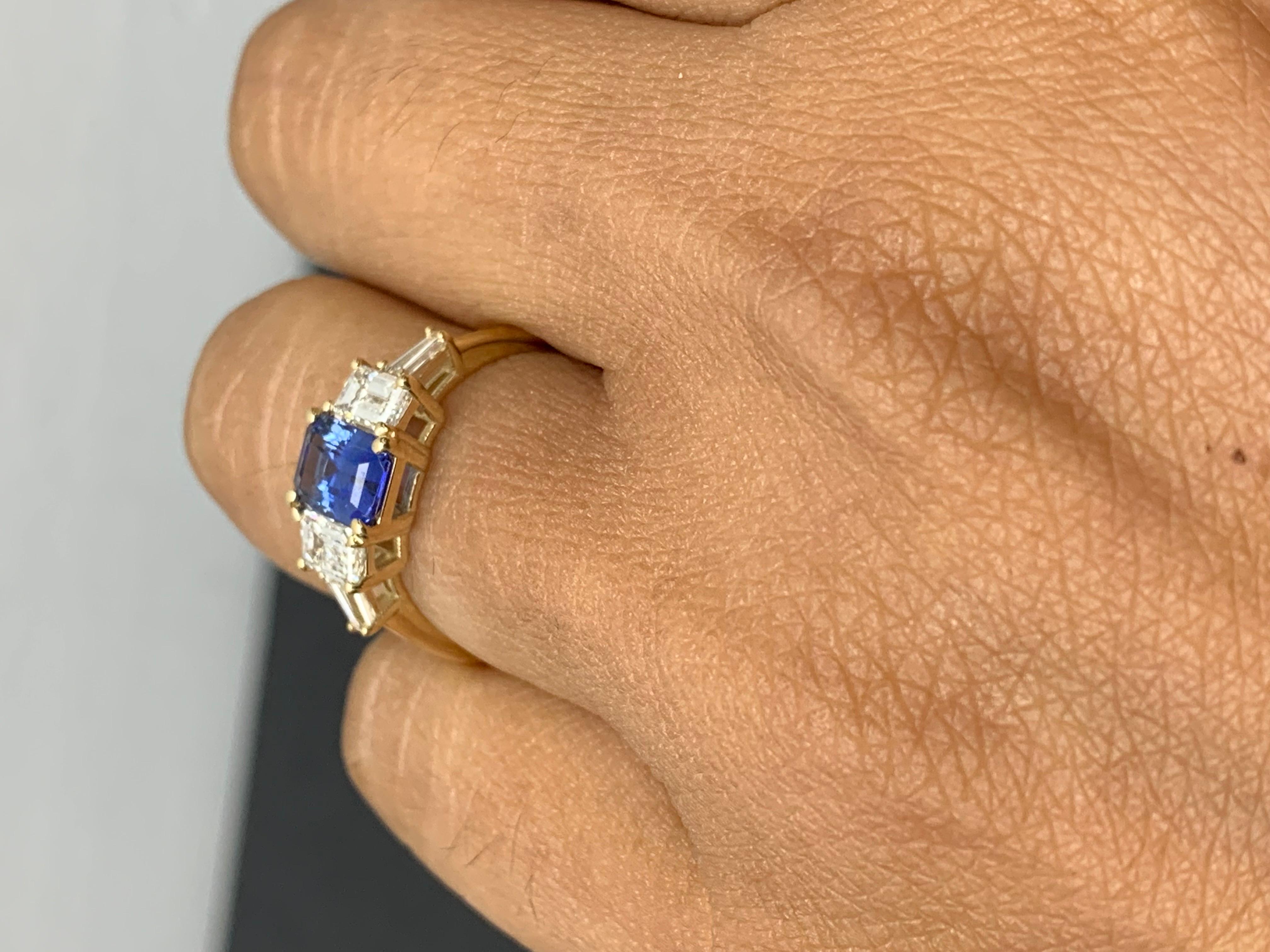 Bague à 5 pierres en or jaune 14 carats avec saphir bleu taille émeraude de 1,12 carat et diamants en vente 3
