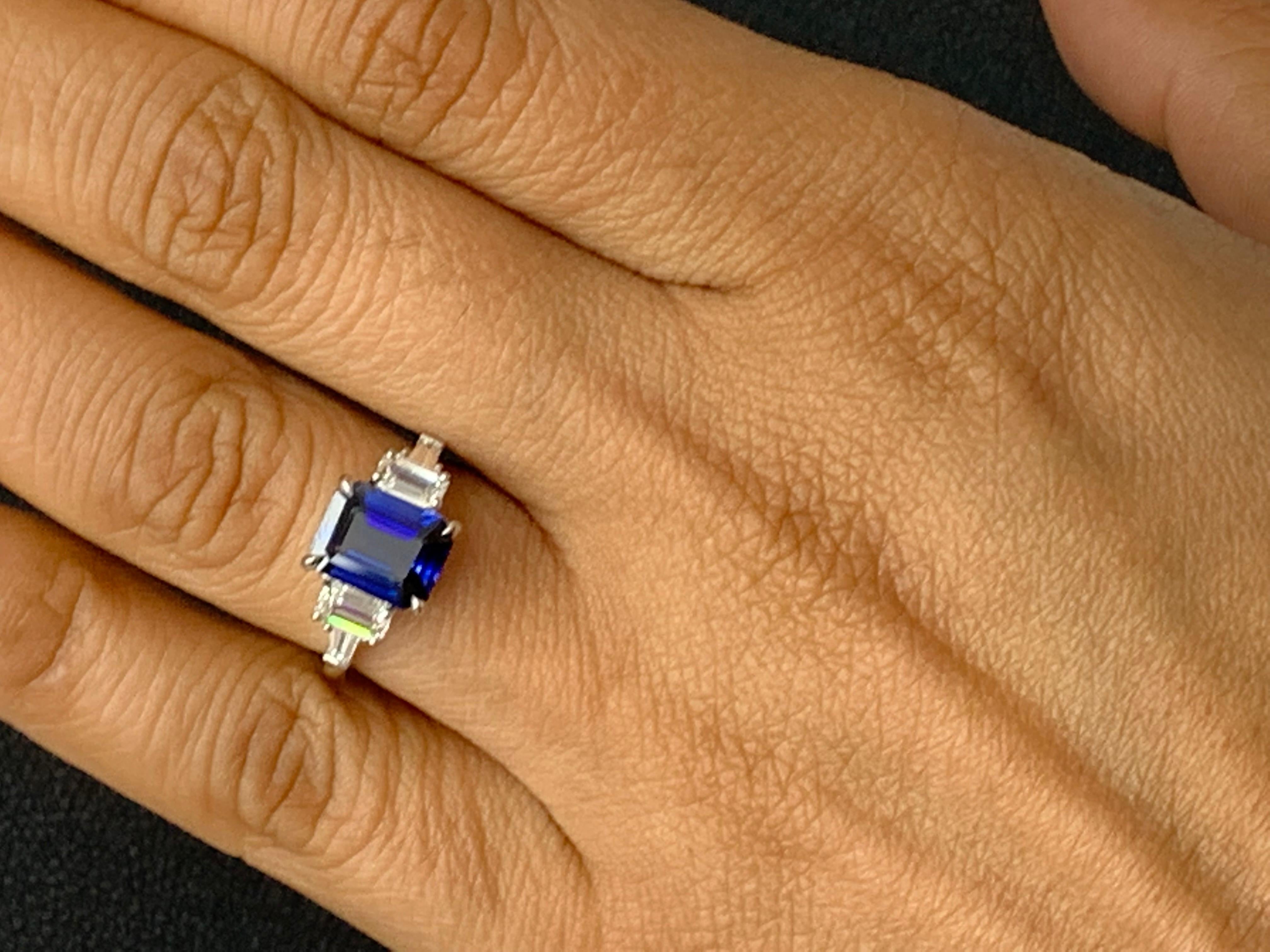 1,12 Karat Smaragdschliff Saphir und Diamant-Ring mit 5 Steinen aus 14 Karat Weißgold im Angebot 1