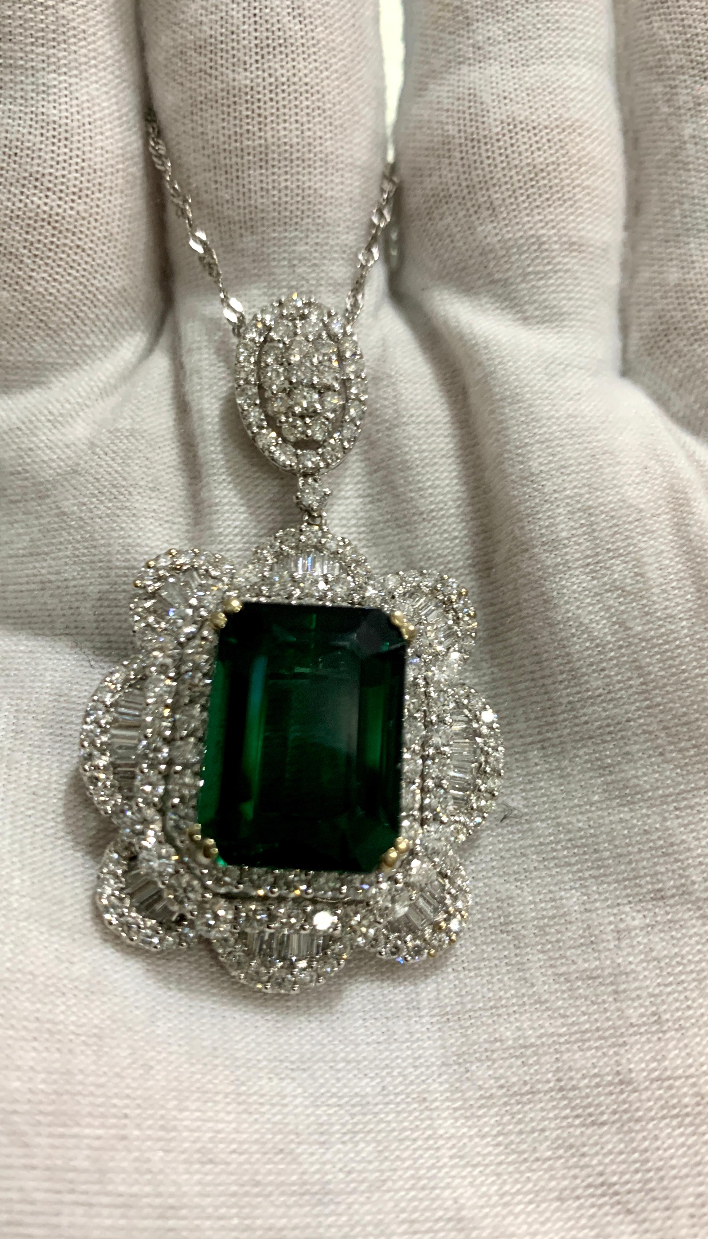 11.2 Carat Green Tourmaline & 4.5 Carat Diamond Pendant / Necklace 18 Karat Gold In Excellent Condition In New York, NY