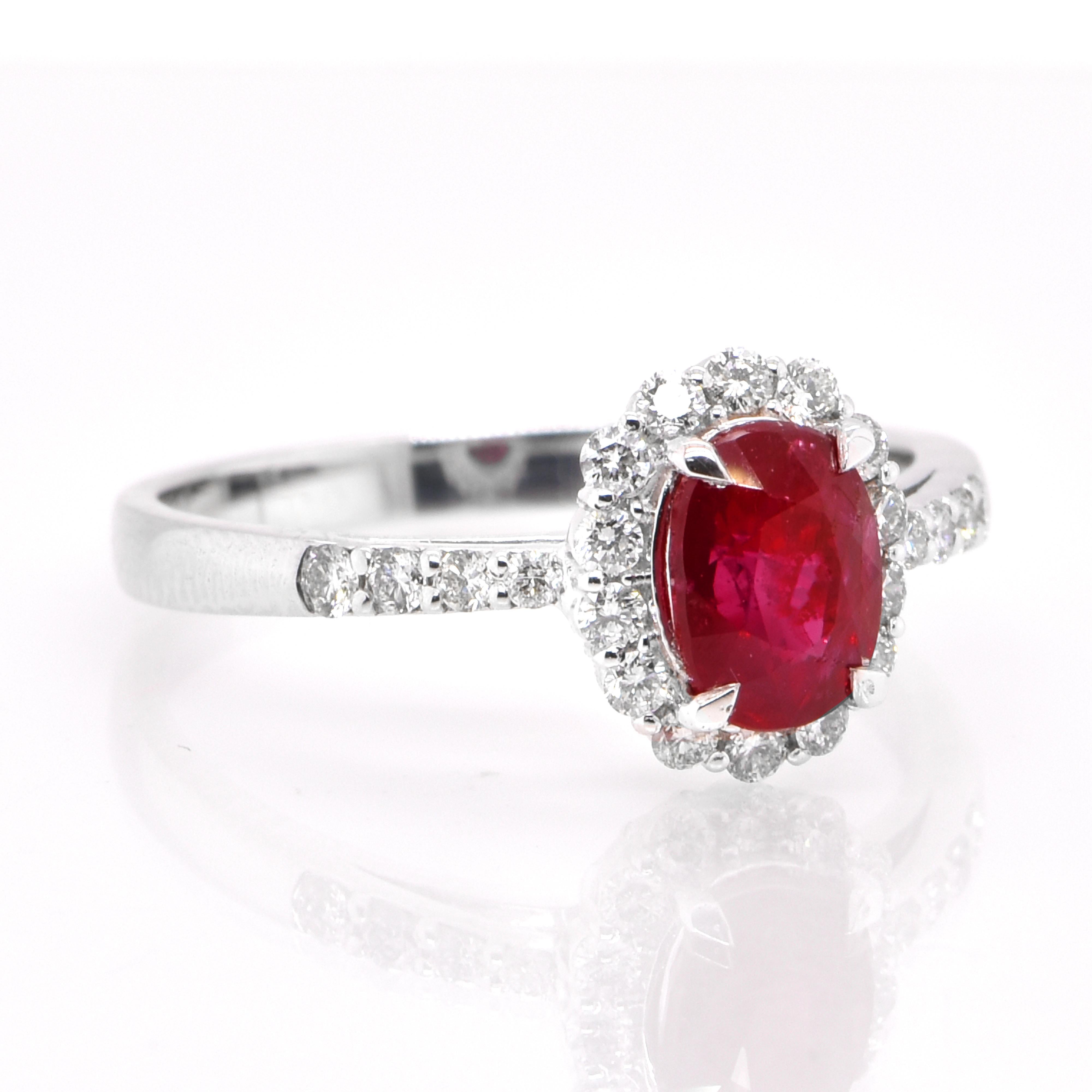 Un bellissimo anello in platino con un rubino naturale non riscaldato da 1,12 carati e diamanti da 0,28 carati. I rubini sono chiamati in sanscrito 