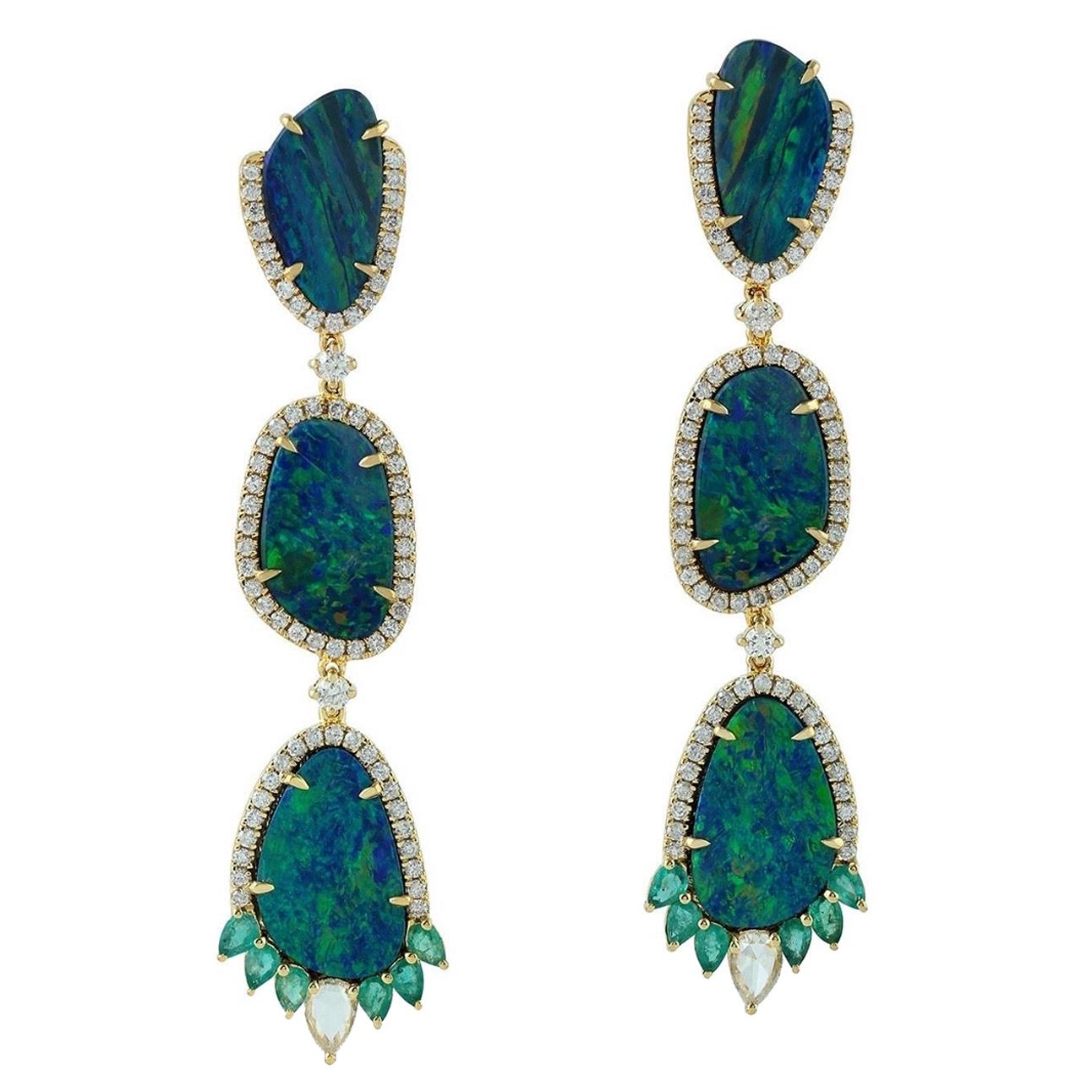 Ohrringe mit 11,2 Karat Opal, Smaragd und Diamant aus 18 Karat Gold im Angebot