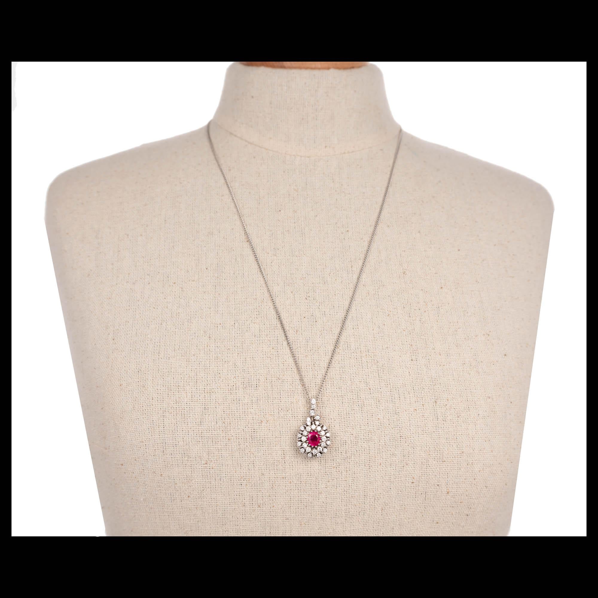 Pendentif en or avec grappe de diamants et rubis ovale de 1,12 carat en forme de halo Pour femmes en vente