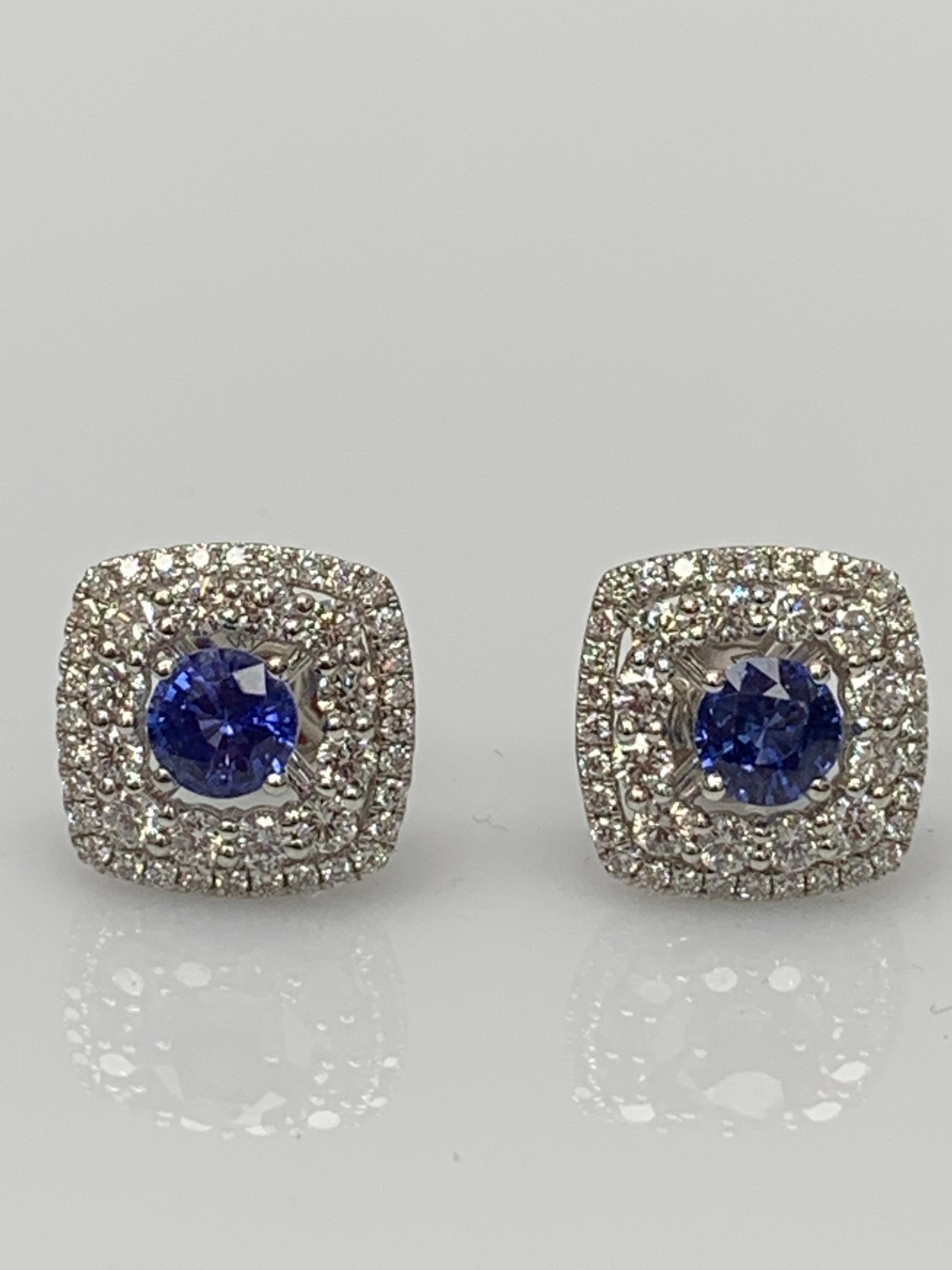 Pendientes de zafiro azul talla redonda de 1,12 quilates y diamantes en oro blanco de 18 quilates Contemporáneo en venta