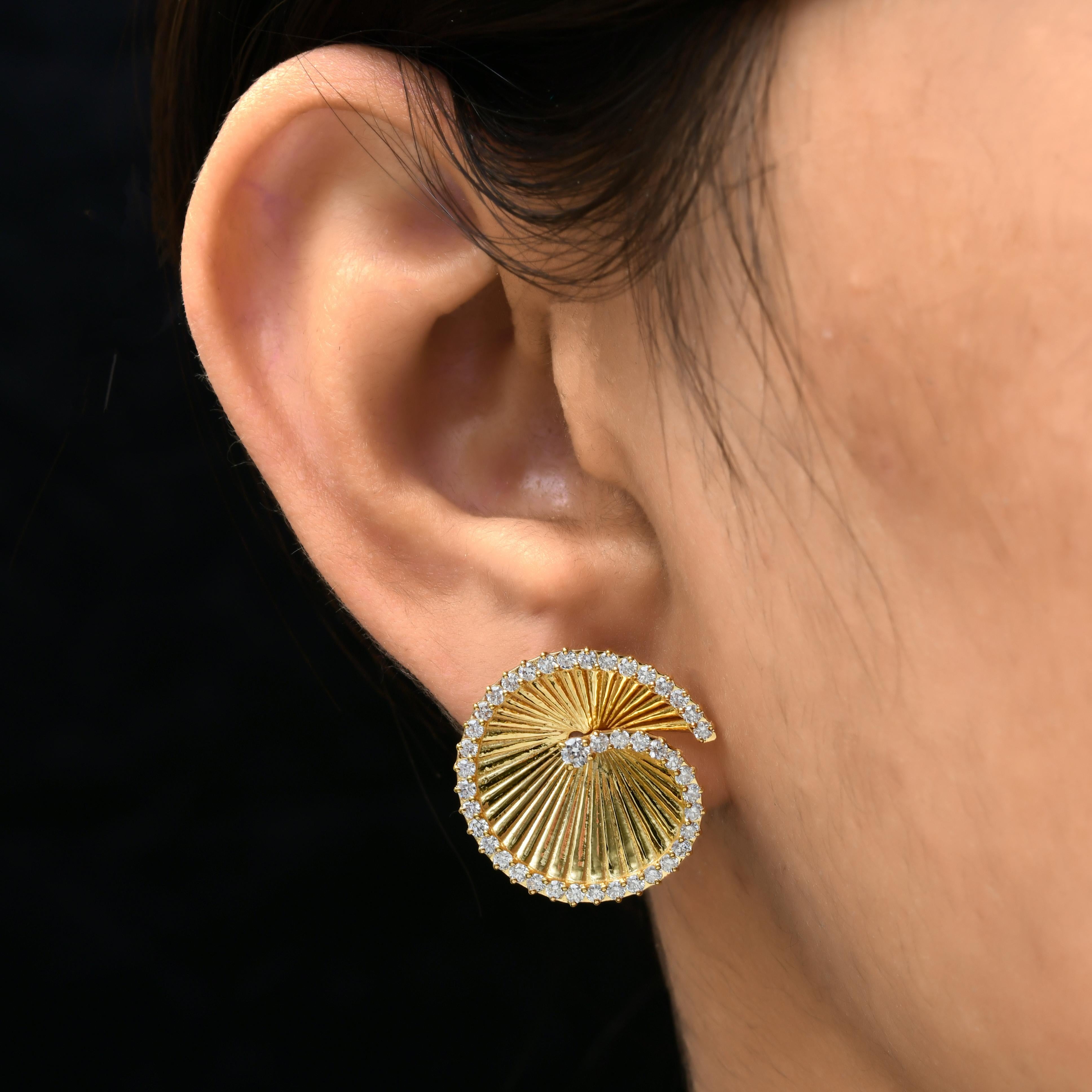 1.12 Carat SI Clarity HI Color Diamond Designer Earrings 18 Karat Yellow Gold In New Condition For Sale In Diera, Dubai