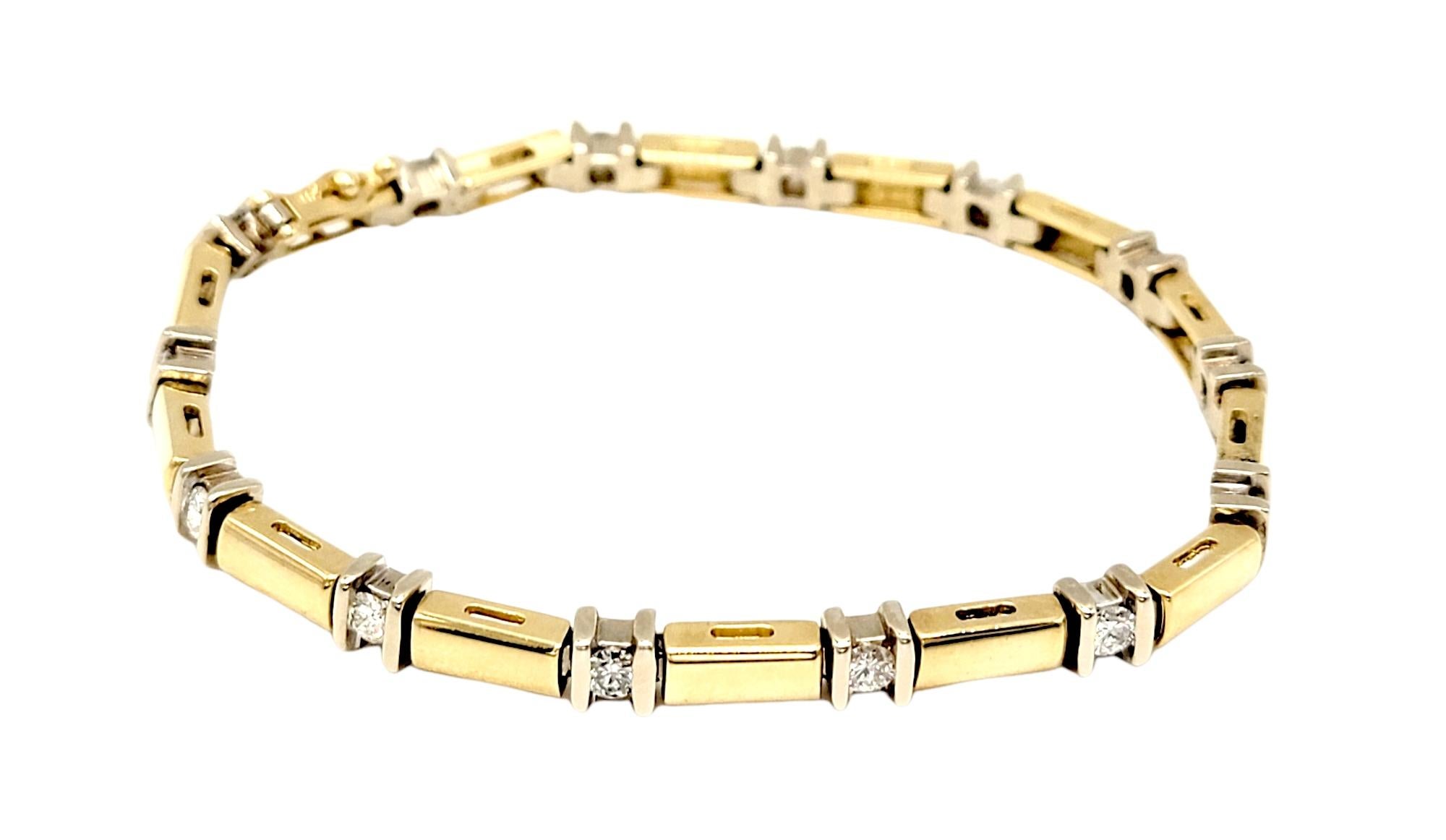 Zartes Armband mit runden Diamanten und modernen Gliedern aus Gelbgold.  

Metall: 14 Karat Gelbgold
Natürliche Diamanten: 1.12 Karat Gesamtgewicht
Diamant-Schliff: Runder Brillant
Farbe des Diamanten: F-G
Reinheit des Diamanten: VS-SI
Länge: