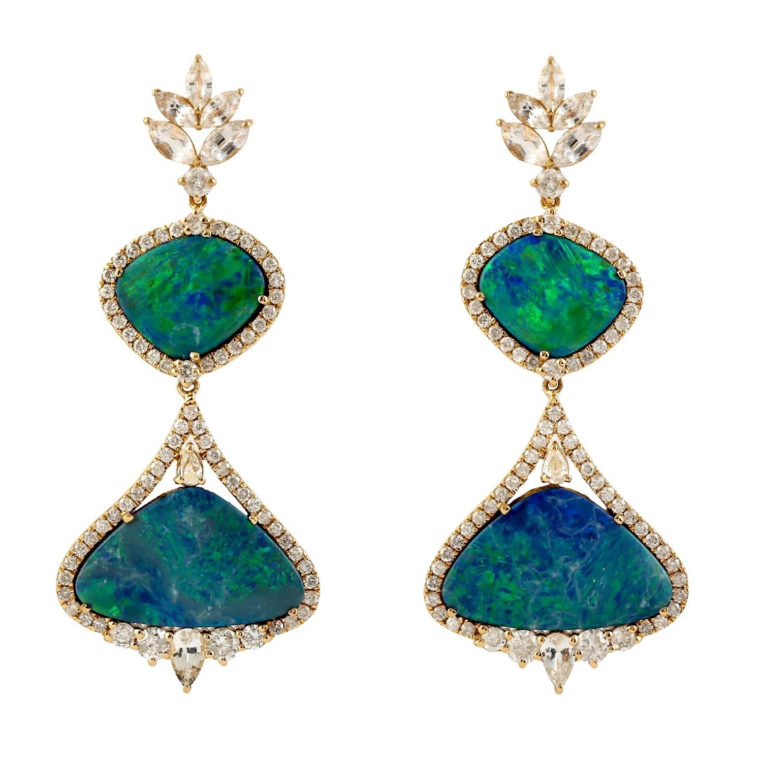 Fundido en oro de 14 quilates. Estos pendientes están engastados a mano con un doblete de ópalo de 11,2 quilates, una esmeralda de 0,84 quilates y 1,28 quilates de brillantes diamantes. 

SEGUIR  escaparate de MEGHNA JEWELS para ver la última