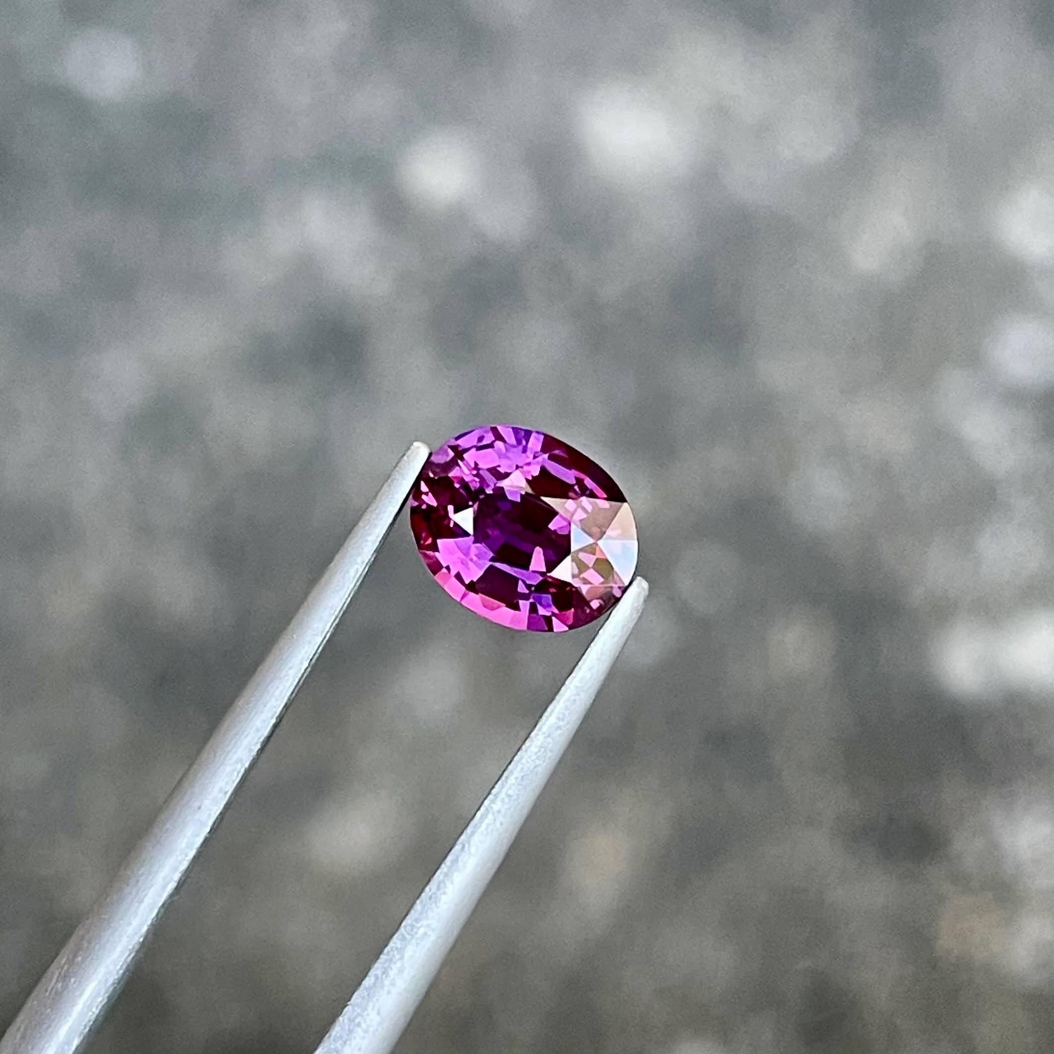 Gewicht 1,12 Karat 
Abmessungen 6,6x5,4x3,7 mm
Behandlung erhitzt 
Herkunft Sri Lanka 
Klarheit VVS 
Form oval 
Facettenschliff 


Dieser atemberaubende 1,12-karätige natürliche purpurrosa Saphir aus Sri Lanka zeichnet sich durch eine exquisite