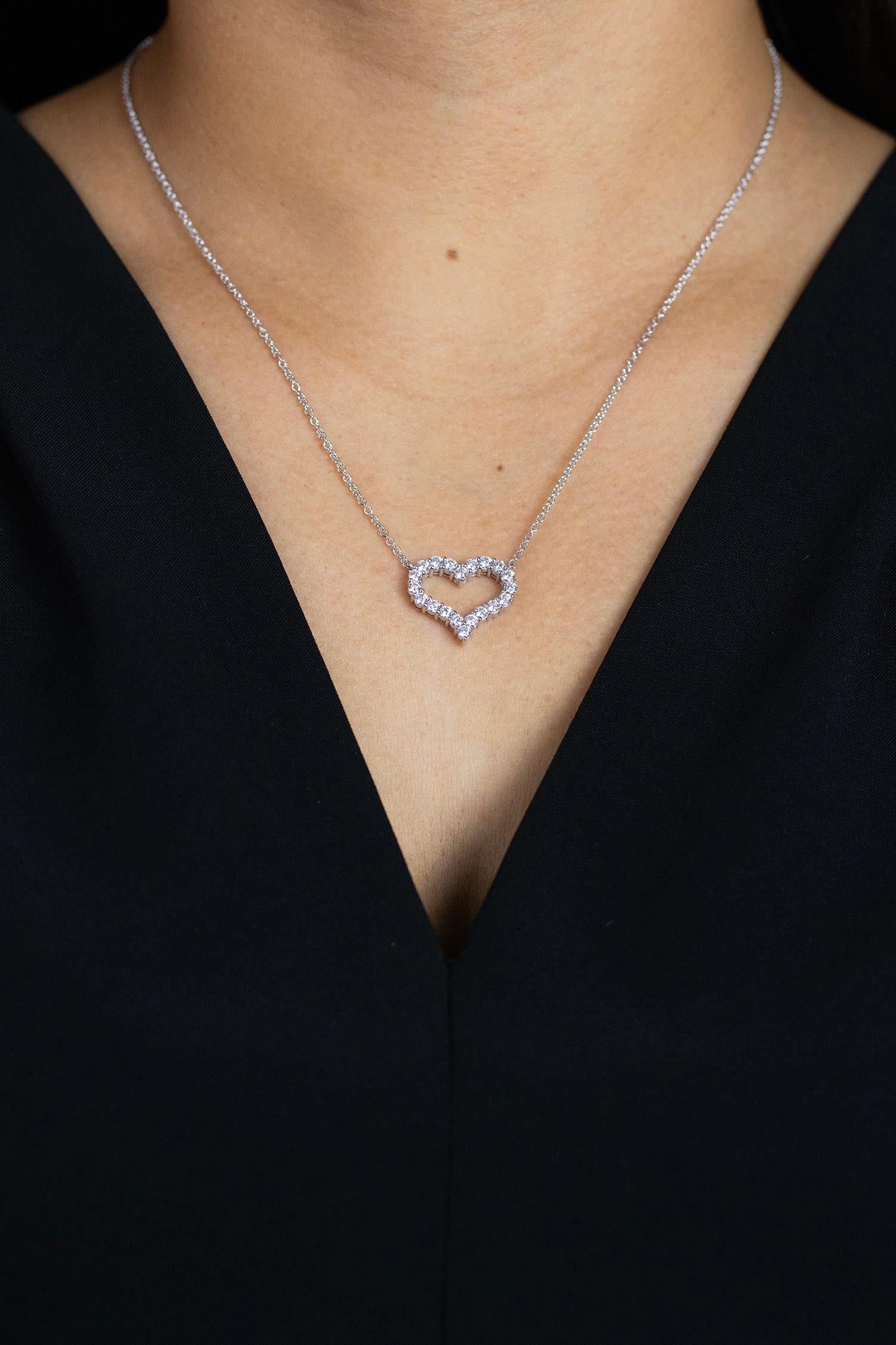 1.12 Carats Total Brilliant Round Diamonds Open-Work Heart Pendant Necklace In New Condition For Sale In New York, NY