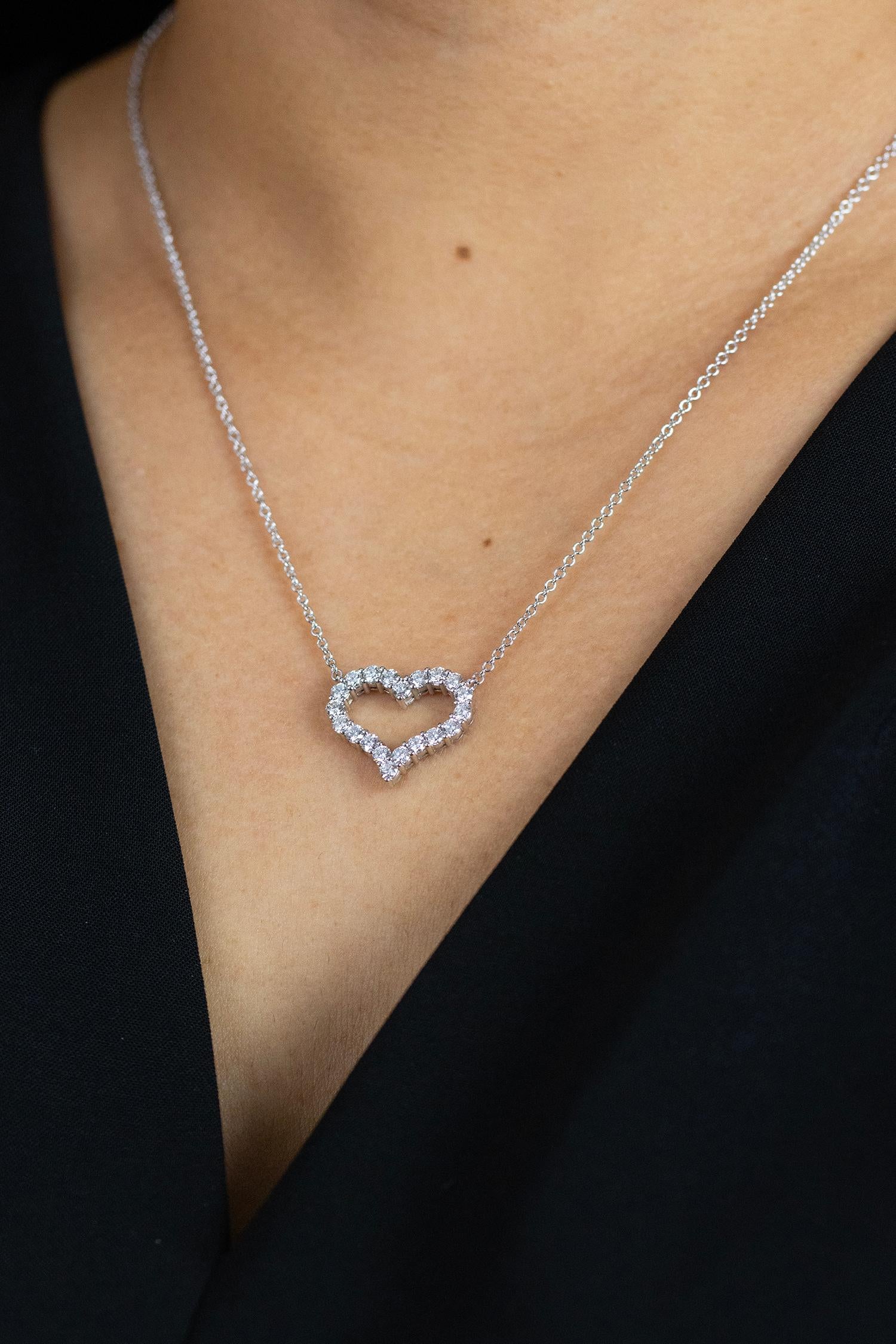 1.12 Carats Total Brilliant Round Diamonds Open-Work Heart Pendant Necklace For Sale 1