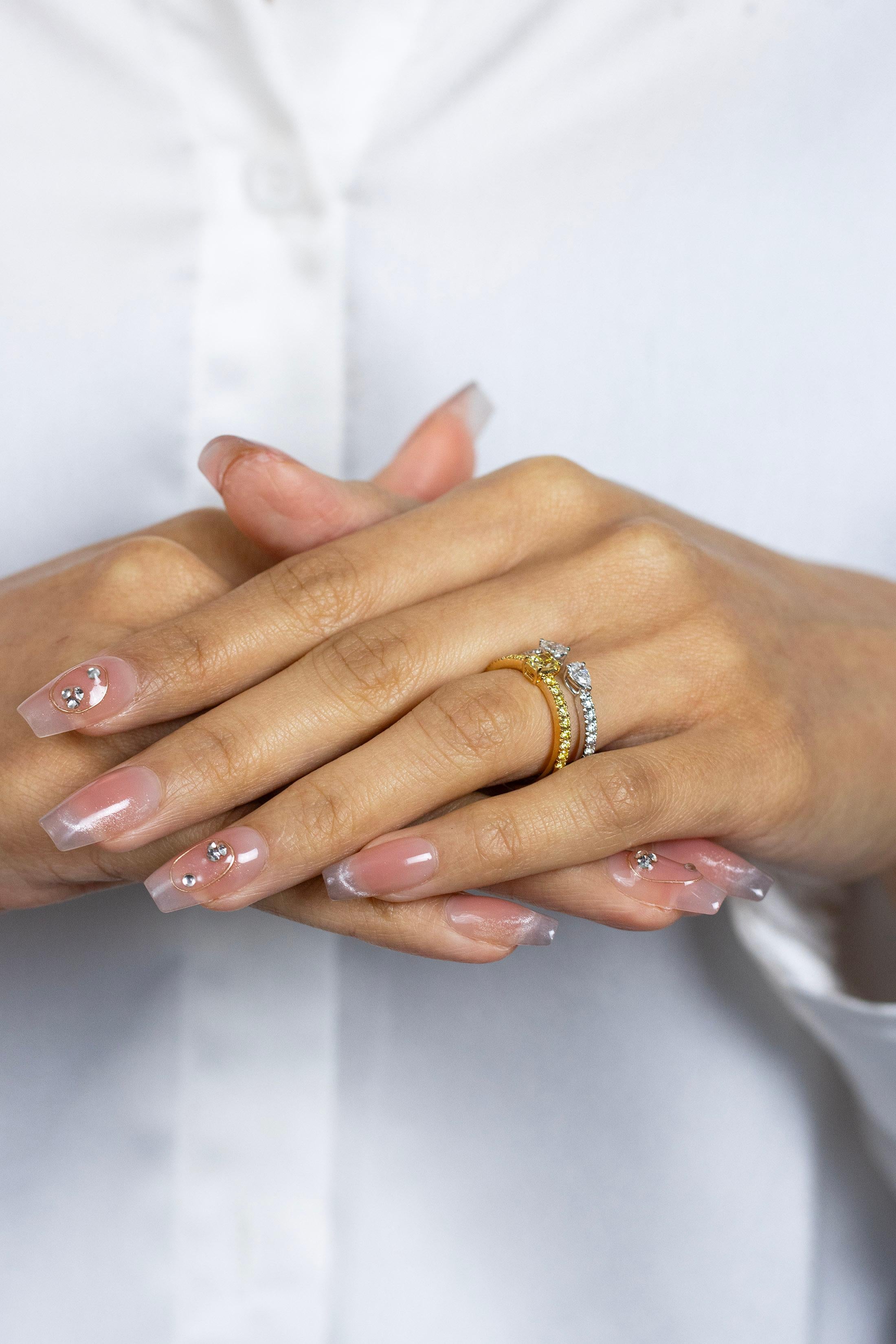 Bague à la mode double anneau de diamants blancs et de couleur fantaisie de 1.12 carat au total Neuf - En vente à New York, NY