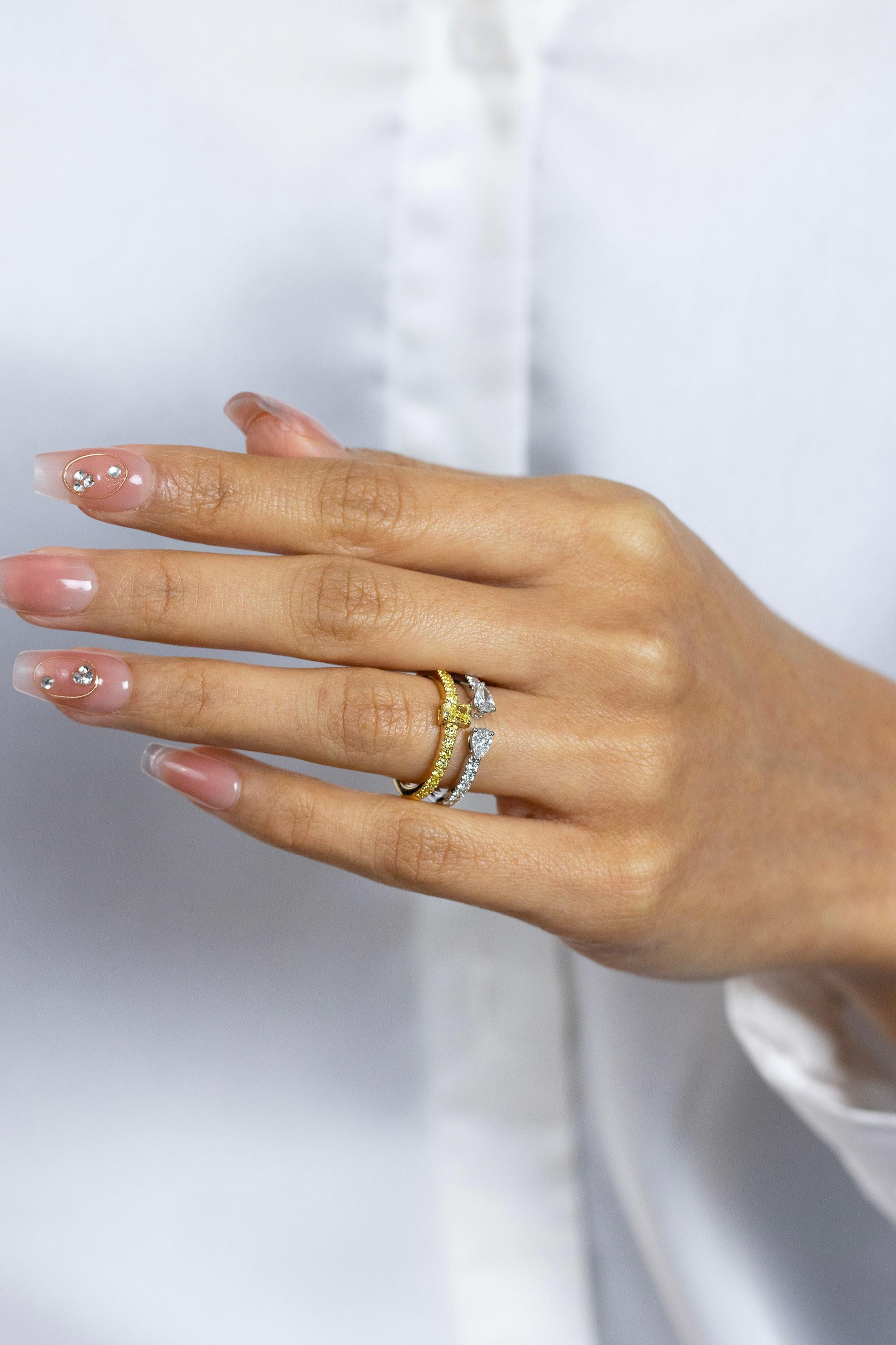 Bague à la mode double anneau de diamants blancs et de couleur fantaisie de 1.12 carat au total Pour femmes en vente