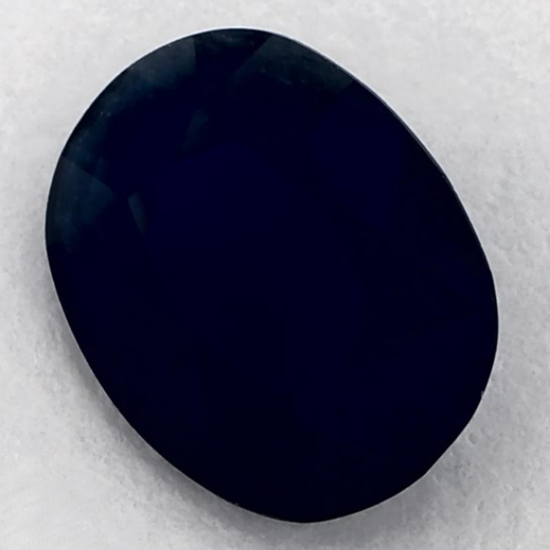 Questo zaffiro blu naturale offre eleganza e raffinatezza. Con la sua ricca saturazione del colore e il taglio preciso, è il centro perfetto per un anello di fidanzamento o un design di gioielli di lusso.

Questo zaffiro proviene dallo Sri Lanka