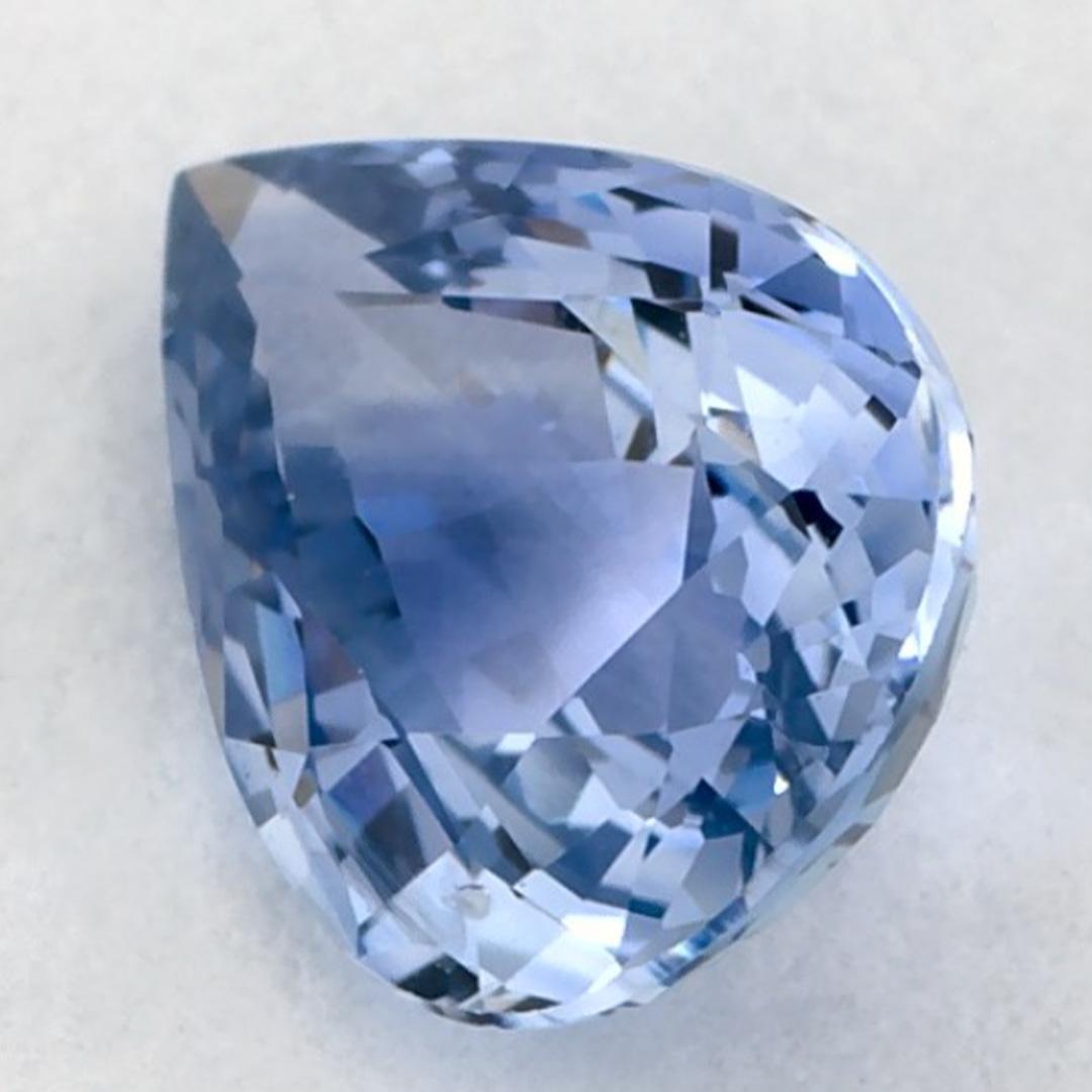 Este zafiro azul natural ofrece elegancia y sofisticación. Con su rica saturación de color y su corte preciso, es la pieza central perfecta para un anillo de compromiso o un diseño de joyería de lujo.

Este zafiro procede de Sri Lanka (Ceilán),
