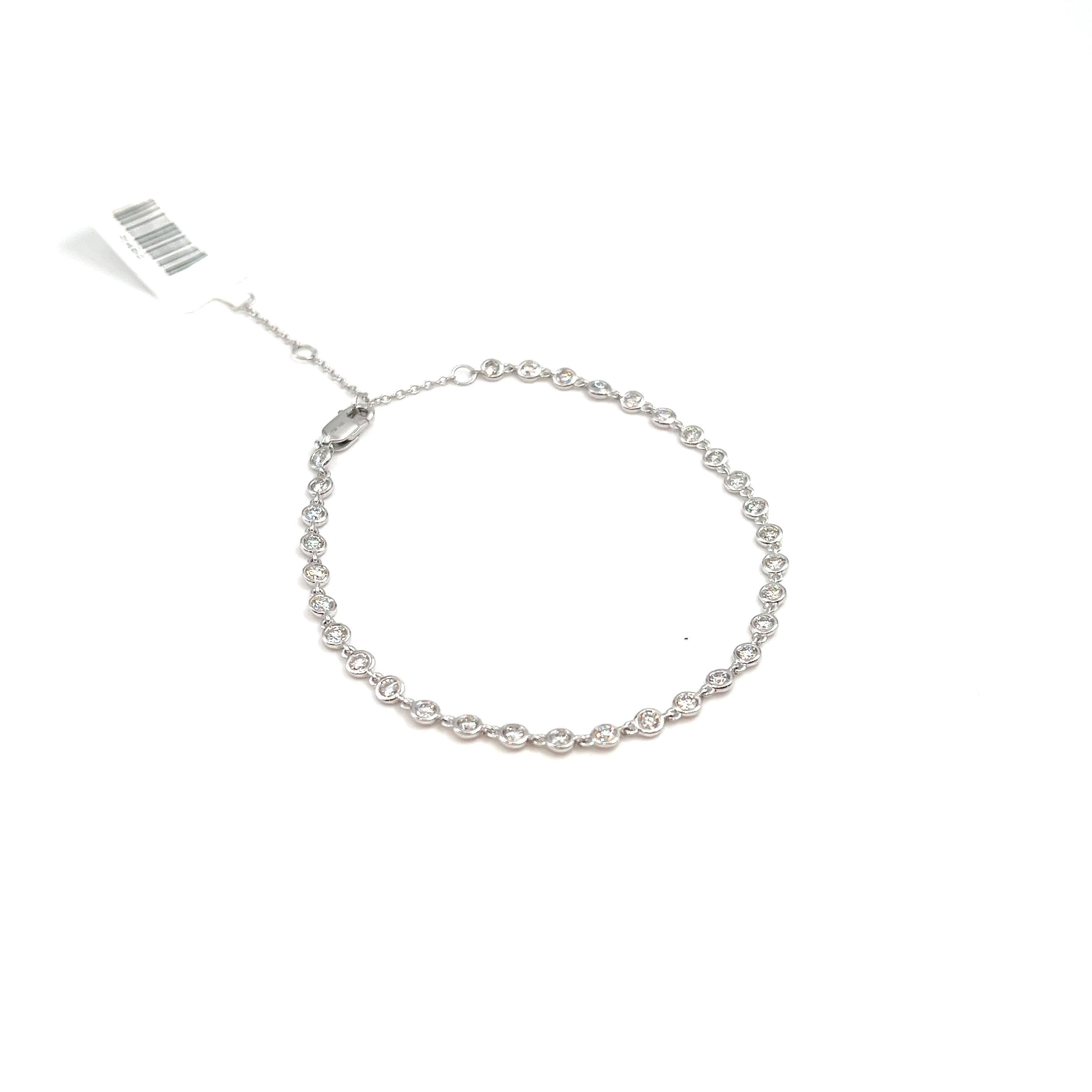 Ce magnifique bracelet délicat en diamant par yard comporte 32 diamants ronds de taille brillante sertis sur lunette en or blanc 14k. Les diamants ont une couleur G/H et une pureté SI1/SI2. Le bracelet mesure 6 pouces de long et peut être ajusté
