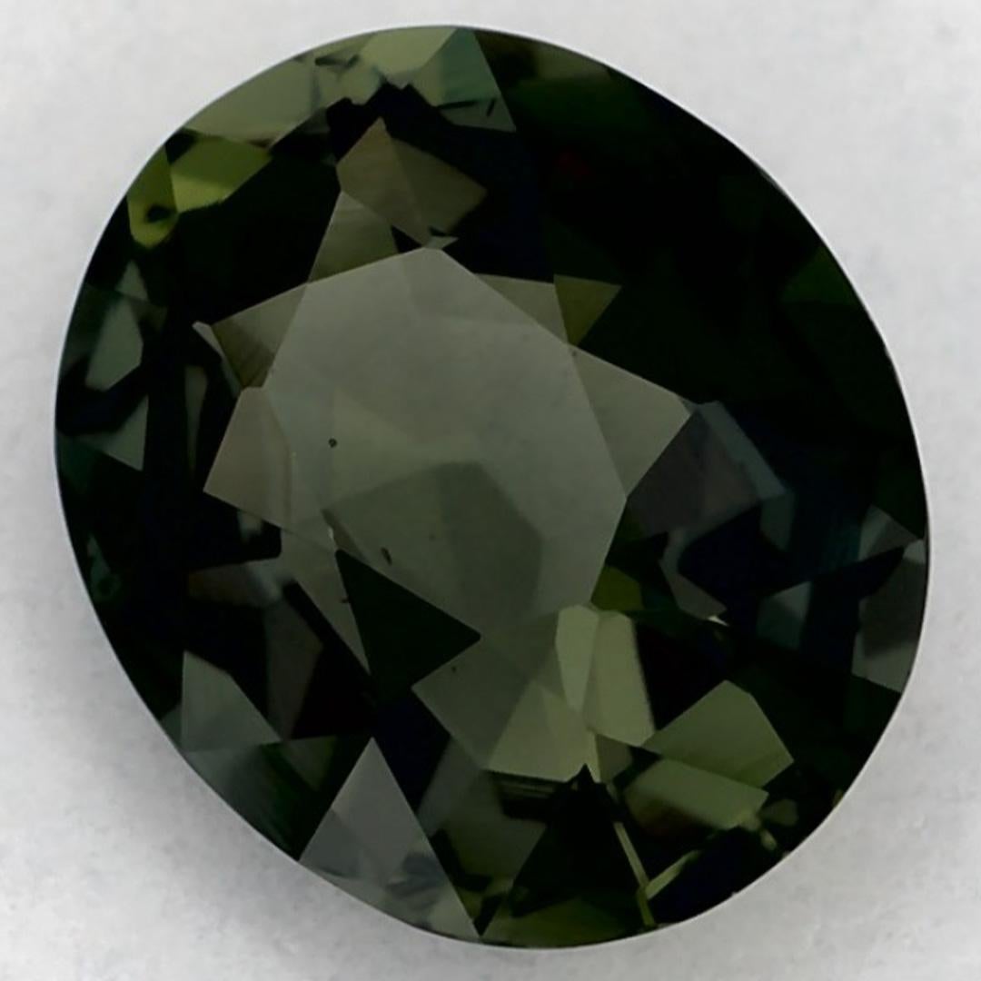 Este zafiro verde natural ofrece elegancia y sofisticación. Con su rica saturación de color y su corte preciso, es la pieza central perfecta para un anillo de compromiso o un diseño de joyería de lujo.

Este zafiro procede de Sri Lanka (Ceilán),