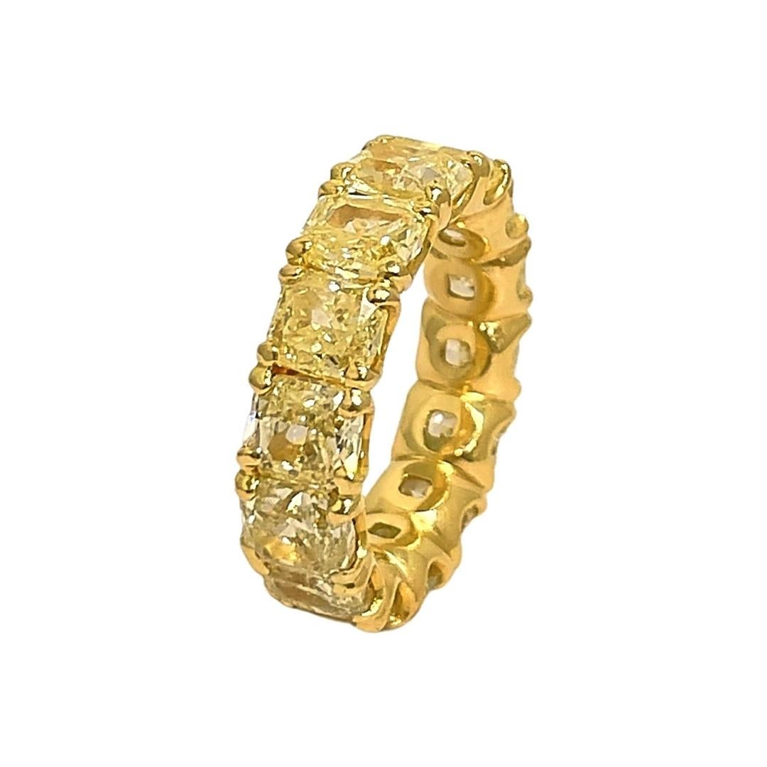 Taille radiant Bague d'éternité en or jaune 18 carats avec diamants jaunes fantaisie  en vente