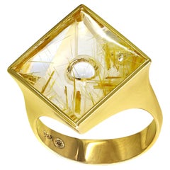 Anello in oro giallo satinato di quarzo rutilato da 11,20 carati, Atelier Munsteiner