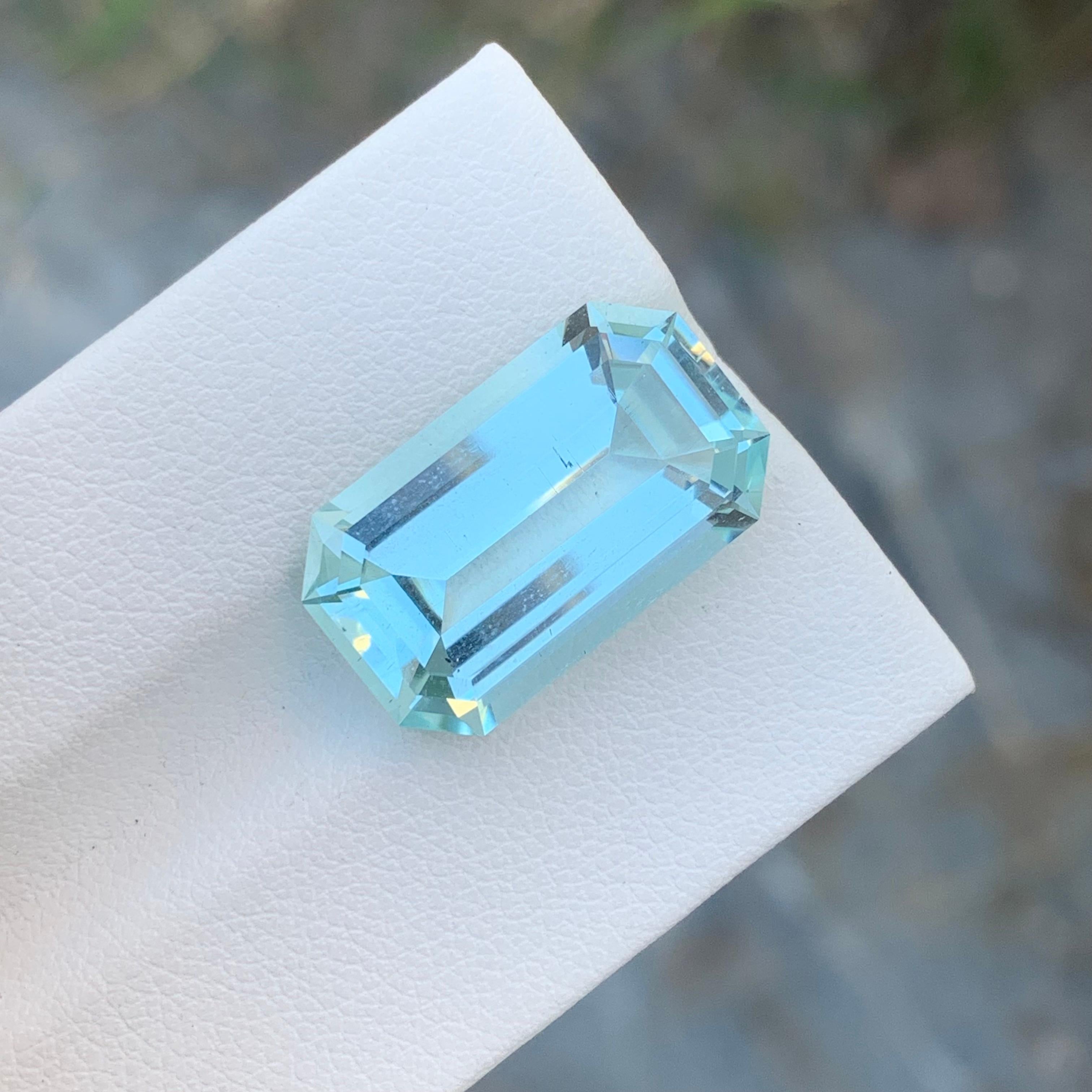 11.20 Carat Natural Loose Aquamarine Emerald Shape Gem For Necklace  In New Condition For Sale In Peshawar, PK