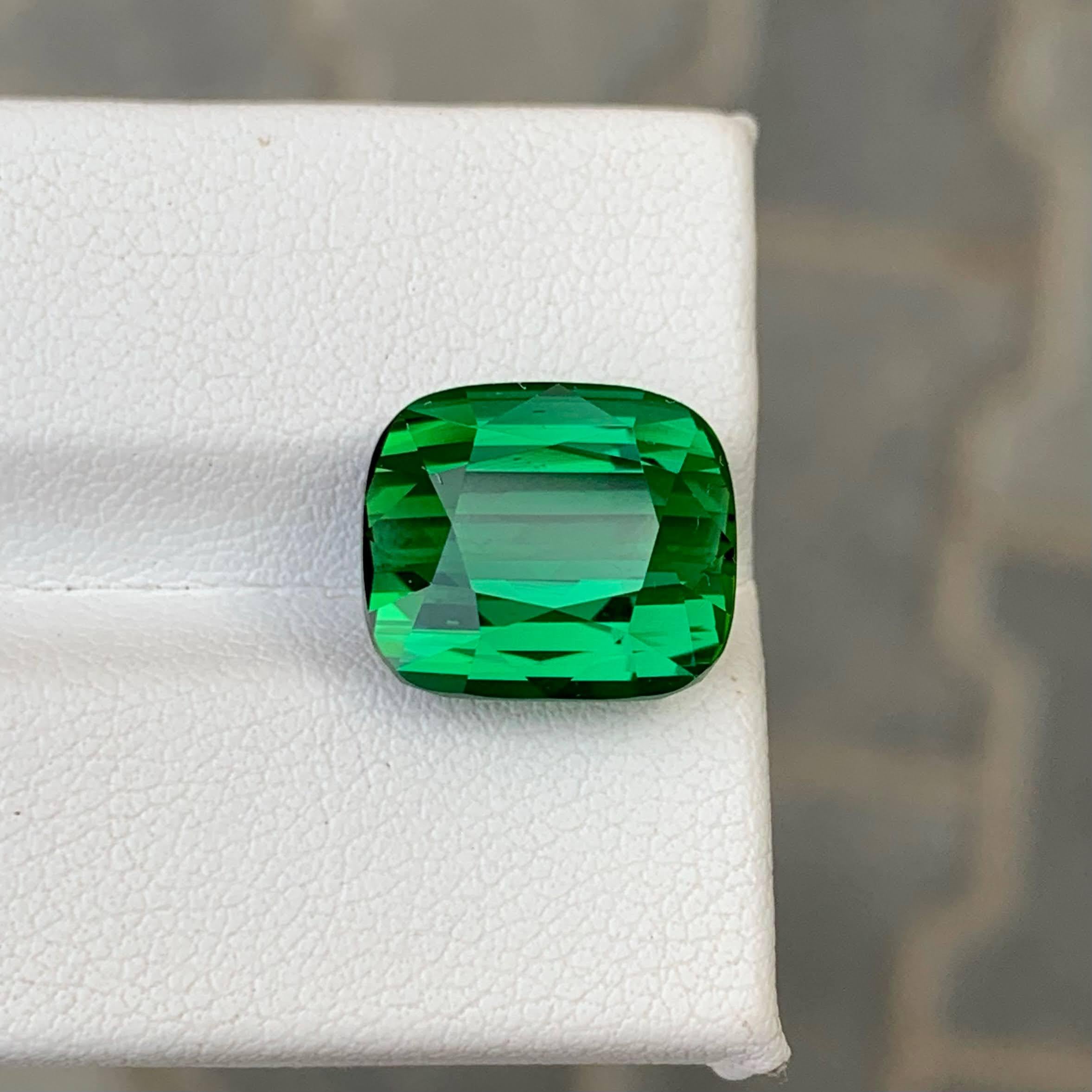 Peso 11,20 carati 
Dimensioni 12,9x11,6x9,2 mm
Trattamento Nessuno 
Origine afgana 
Clarity Loup Clean 
Forma taglio cuscino 




Questa magnifica tormalina verde naturale sfusa da 11,20 carati proveniente dall'Afghanistan irradia pura eleganza e