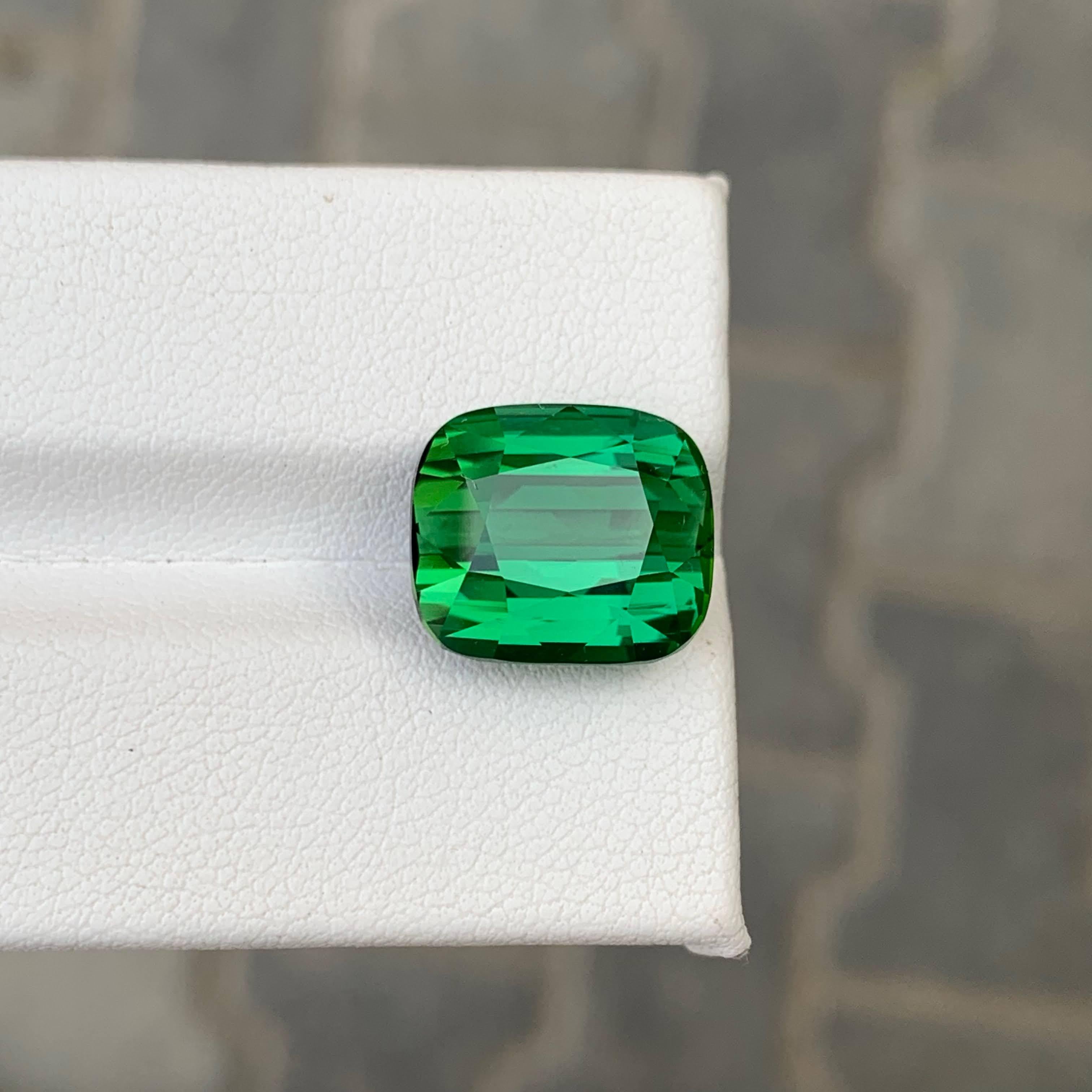 Moderno 11.20 carati di tormalina verde naturale sciolta, taglio a cuscino, pietra preziosa afgana in vendita