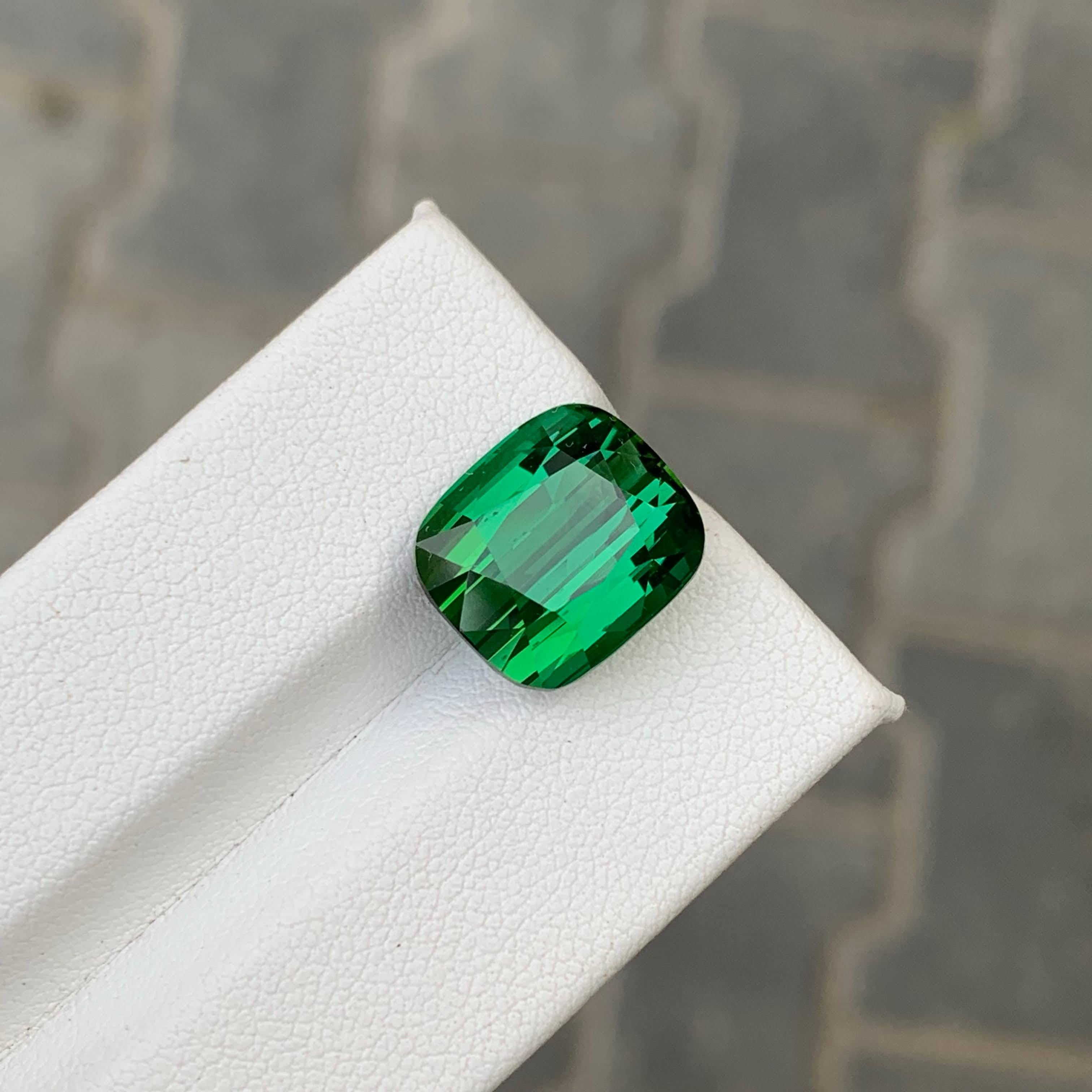 11.20 carati di tormalina verde naturale sciolta, taglio a cuscino, pietra preziosa afgana In condizioni Nuovo in vendita a Bangkok, TH