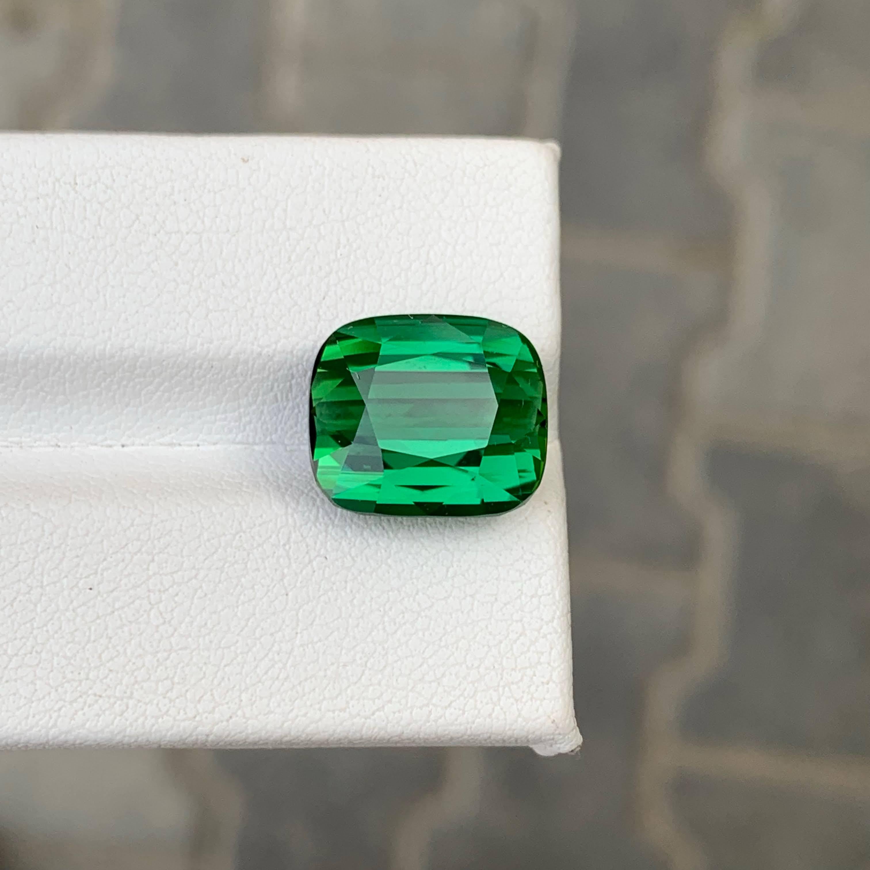 11.20 carati di tormalina verde naturale sciolta, taglio a cuscino, pietra preziosa afgana in vendita 1