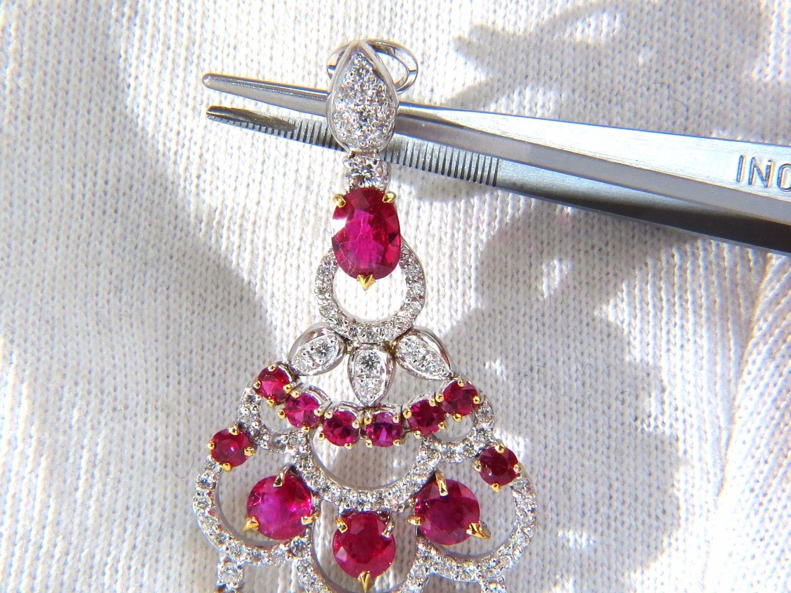 Kronleuchter Statement

Durchgehend baumelnde Rubindiamanten

6.20ct. Natürliche rote Rubine.

Rubine: Rundungen  & Oval, Volle Schnitte.

Transparent, saubere Klarheit und gleichmäßiger Rotton.

5.00cts von runden Diamanten: 

G-Farbe, Vs-2