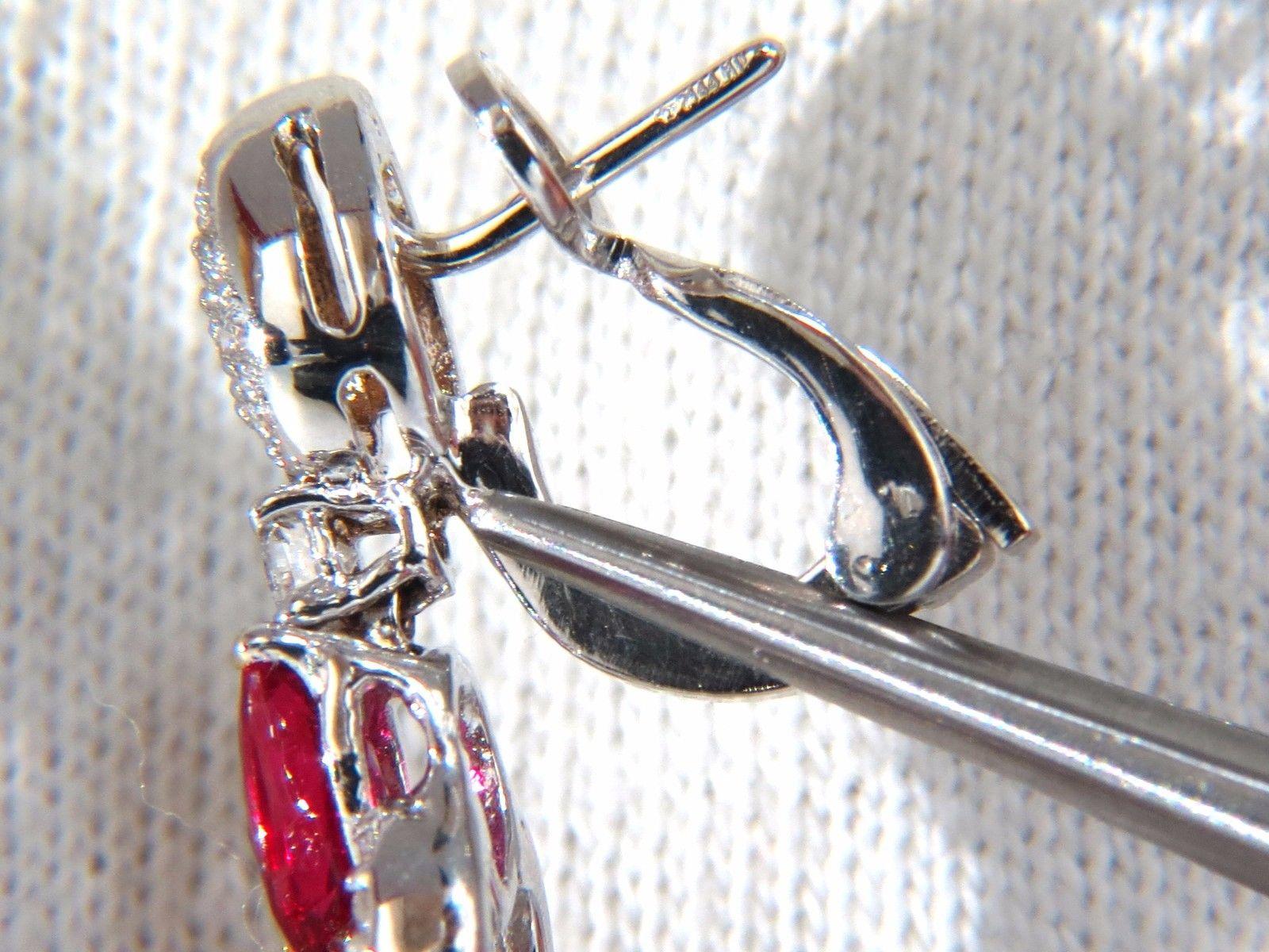 11,20 Karat natürlicher roter Rubin Diamant baumelnde Kronleuchter-Ohrringe Omega 18 Karat für Damen oder Herren im Angebot