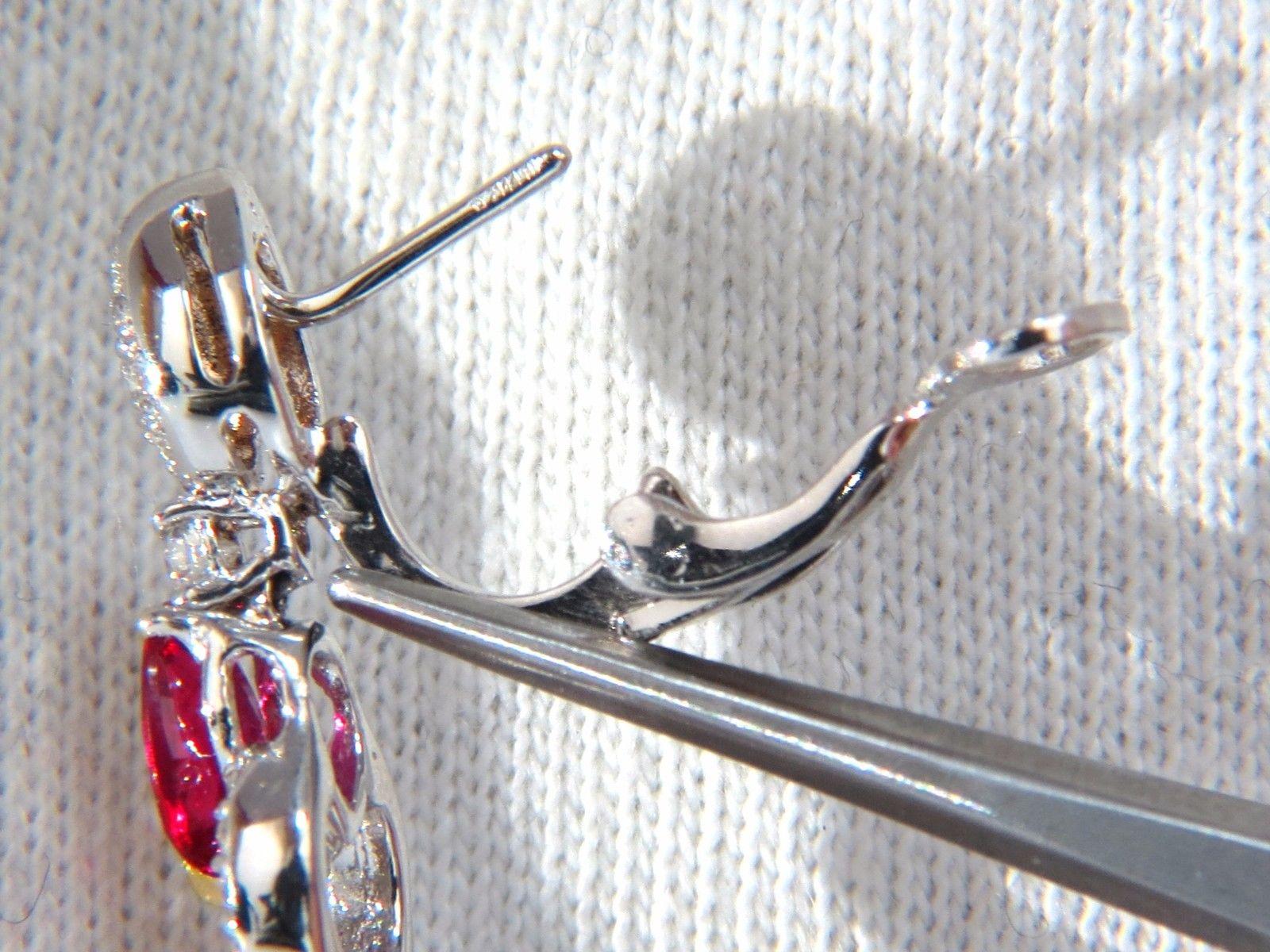 11,20 Karat natürlicher roter Rubin Diamant baumelnde Kronleuchter-Ohrringe Omega 18 Karat im Angebot 1