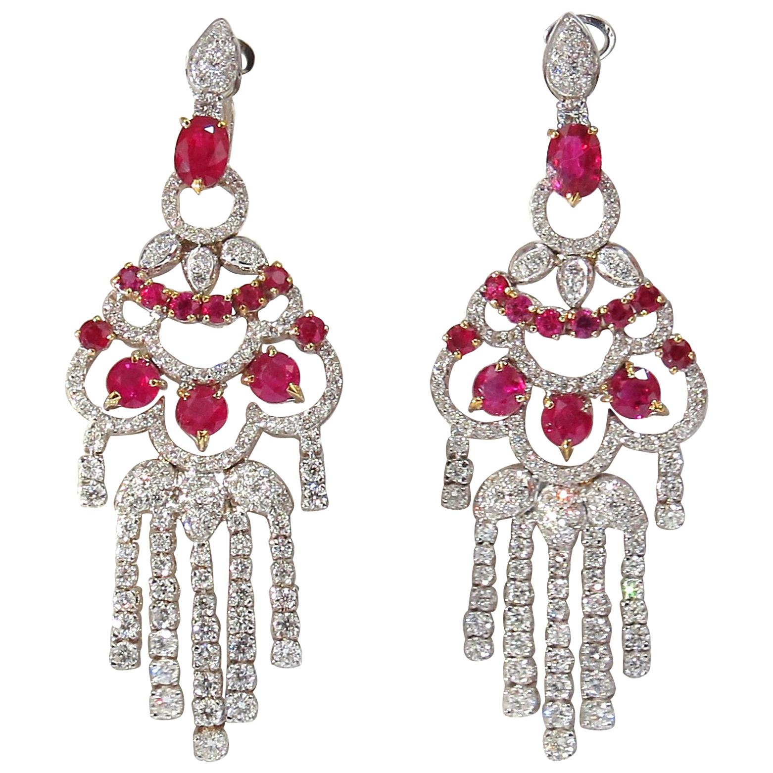 Boucles d'oreilles chandelier pendantes Omega 18 carats en rubis rouge naturel et diamants de 11,20 carats