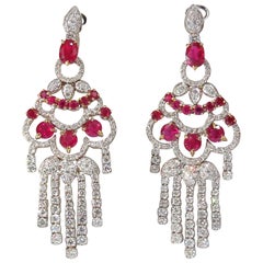 Boucles d'oreilles chandelier pendantes Omega 18 carats en rubis rouge naturel et diamants de 11,20 carats