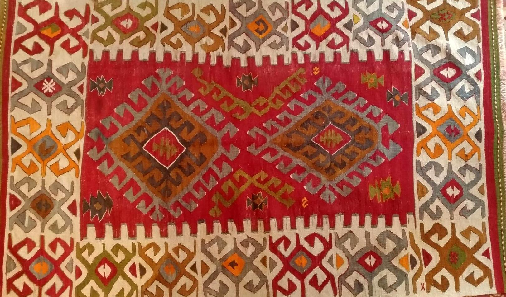 Excepcional kilim turco antiguo con colores muy bonitos.