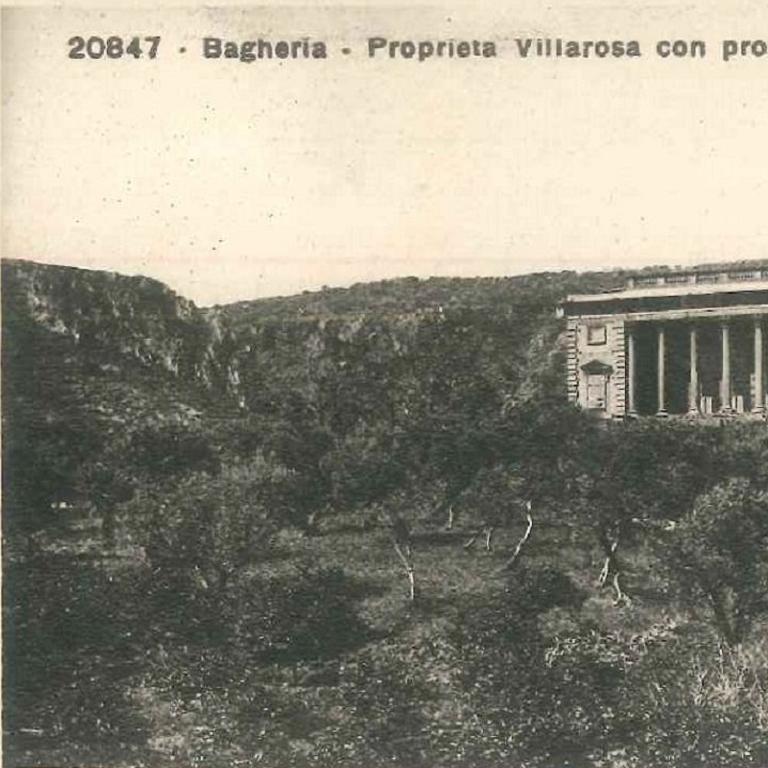 Autographe Postkarte von Renato Guttuso an die Gräfin Pecci-Blunt. Auf der Vorderseite befindet sich eine Schwarz-Weiß-Reproduktion einer Landschaft von Bagheria. Auf der Rückseite befinden sich eine Briefmarke, zwei Poststempel, eine kurze