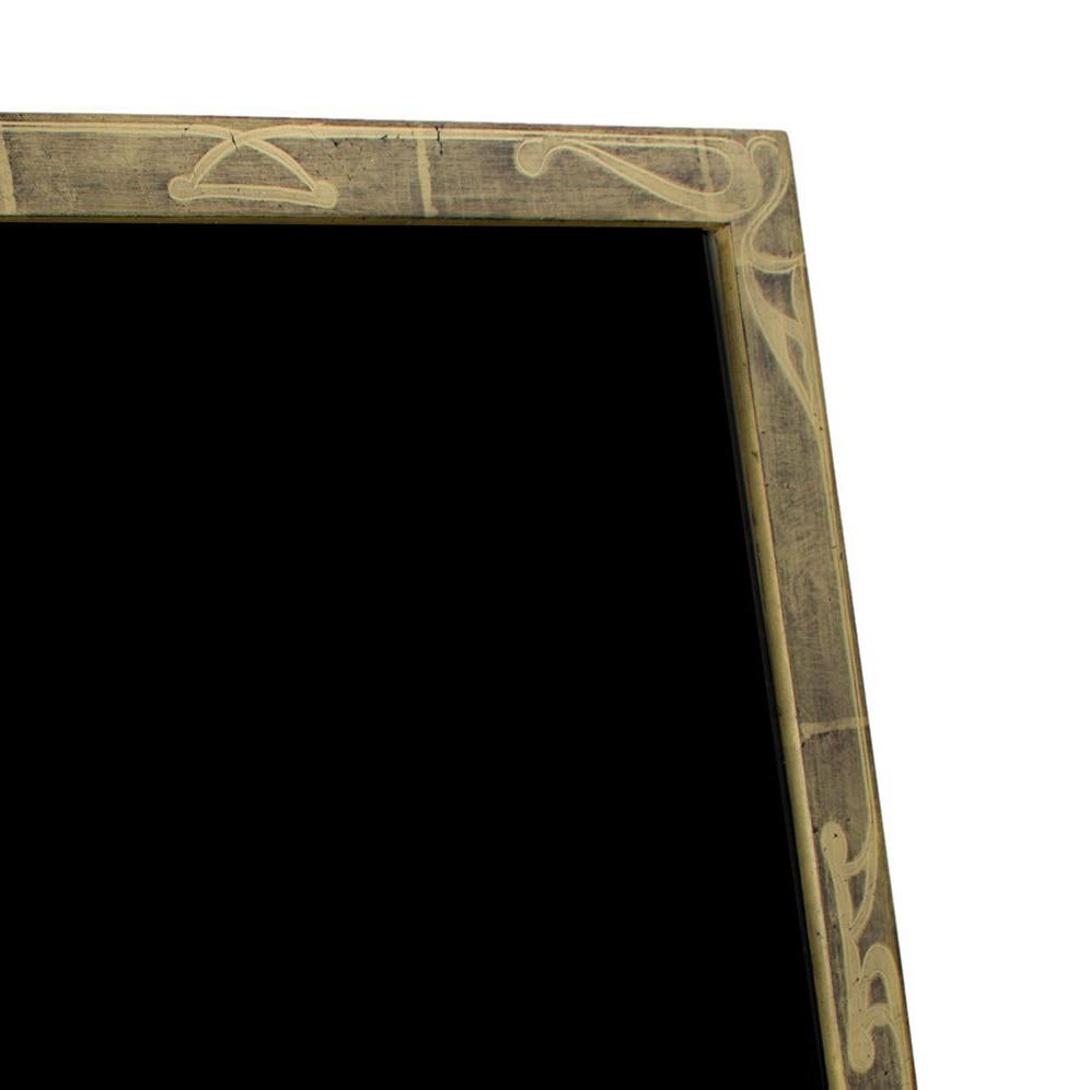 Dieser Fotorahmen wurde in Rumänien handgefertigt und ist mit 22-karätigem Blattgold versehen. Er ist aus Holz gefertigt und enthält archivtaugliches Plexiglas, um alles, was darin ausgestellt wird, vor dem Ausbleichen oder anderen Schäden durch