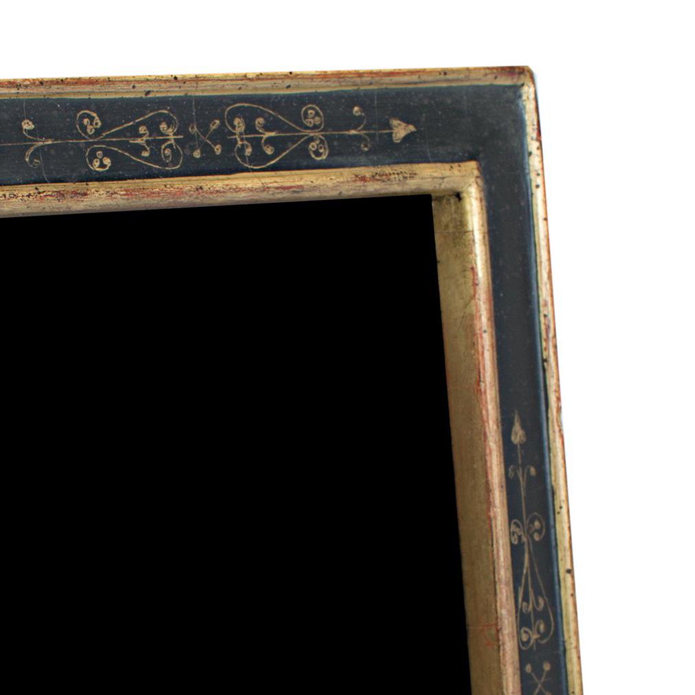 Este marco de fotos se ha hecho a mano en Rumanía y tiene pan de oro de 22 quilates. Está hecha de madera e incluye plexiglás de archivo para proteger todo lo que se exponga en ella de la decoloración u otros daños causados por la luz. Este marco