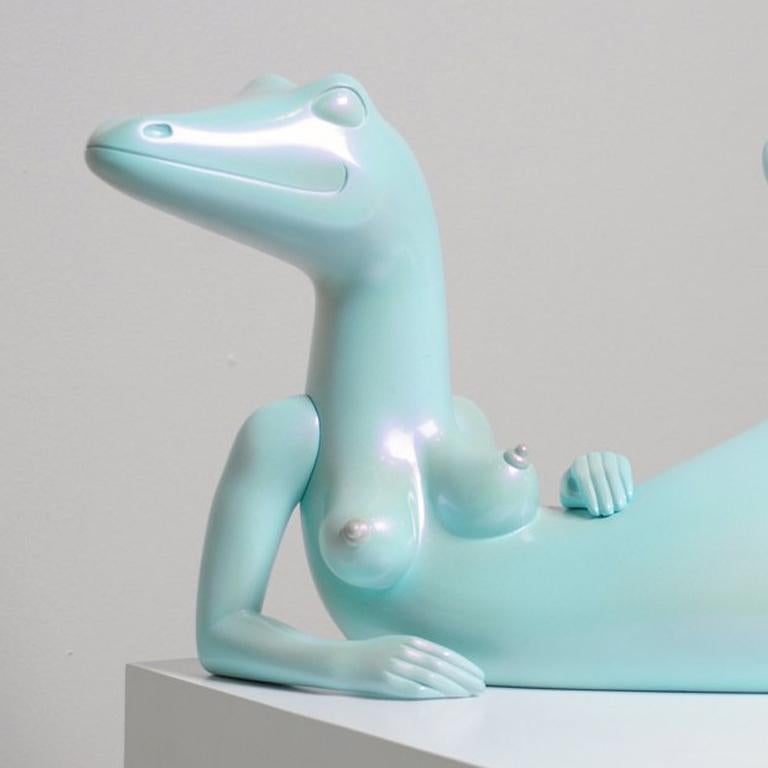 La lagartona de tu amiga - Gris Nude Sculpture par Andrés Amaya