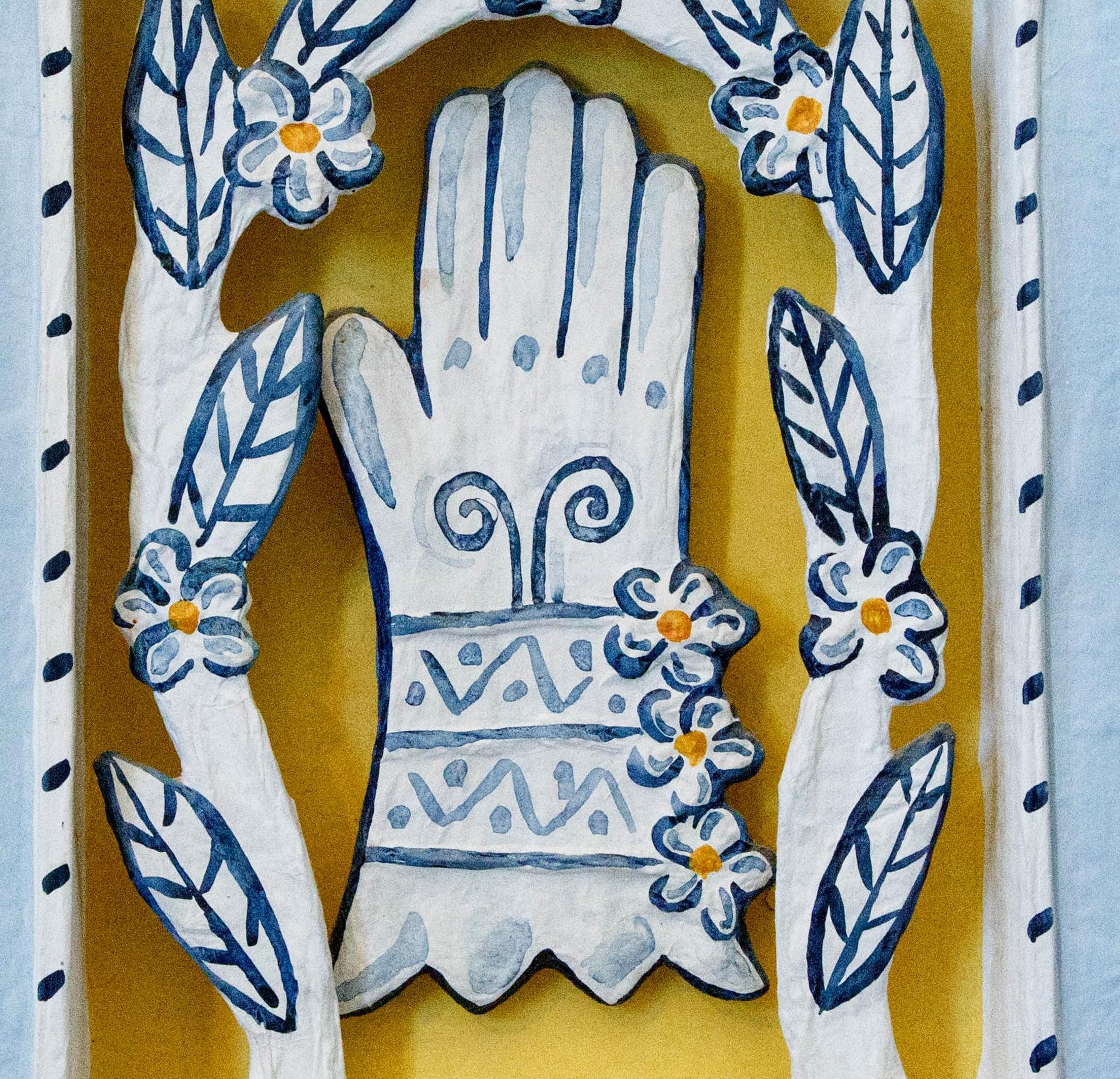 Die Hand der Vitalität (Grau), Figurative Sculpture, von Deborah Shnneebeli Morell