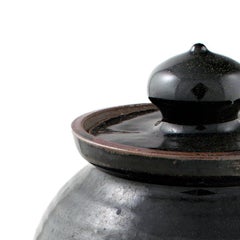„Covered Jar“, schwarz glasiertes Steingut, signiert von Mark Shekore