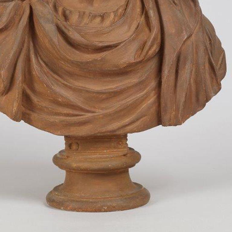 Die Gipsbüste, um die es hier geht, gehört zu einem Ensemble von zehn Büsten römischer Kaiser, acht aus Terrakotta und zwei aus Gips, die aus den Sammlungen der Familie Torlonia in Rom stammen.
Die zahlreichen klassischen Skulpturen und alle Modelle