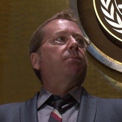 El Honorable Embajador y Miembro del Grupo de Consulta Gregory Odell Green del Nuevo Estado Libre de Carolina pronuncia un discurso