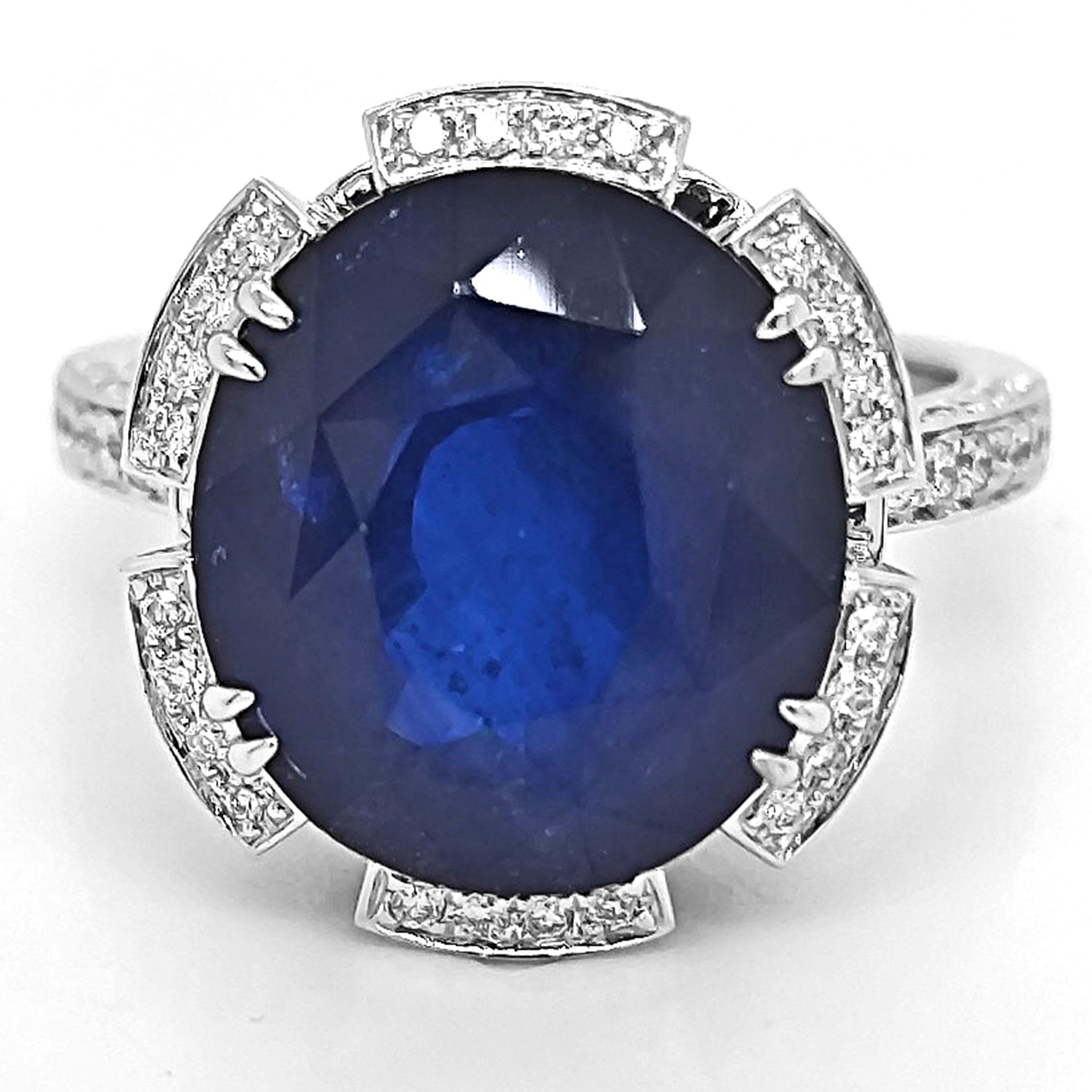 1 Saphir Edelstein: 10,33 Karat
142 Weiße runde Diamanten: 0,63 Karat
20 weiße runde Diamanten: 0,26 Karat
Metall: 18K Weißgold, 7,10 Gramm
