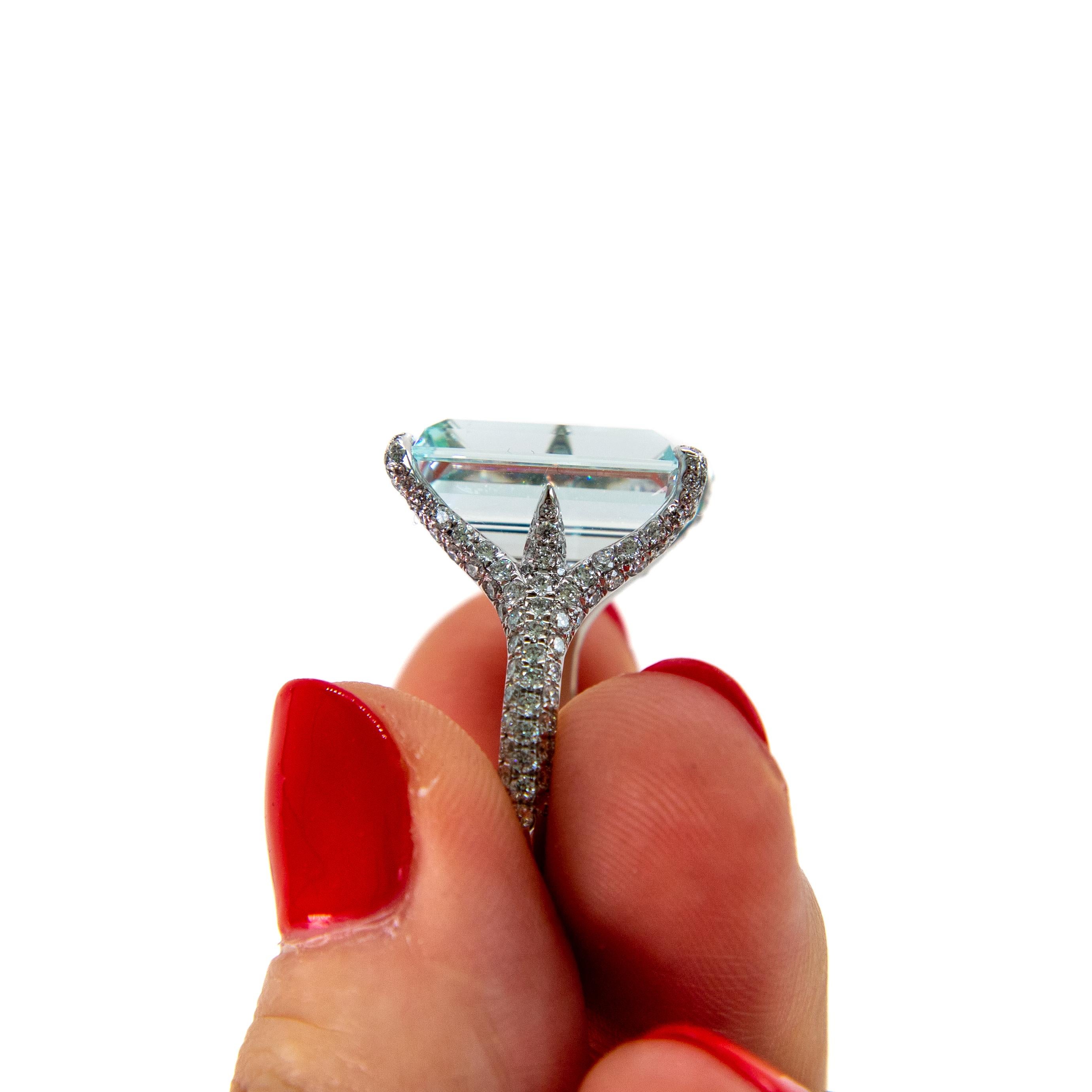 Platinring mit 11,23 Karat Aquamarin und Diamant-Mikropavé-Verschluss Damen im Angebot