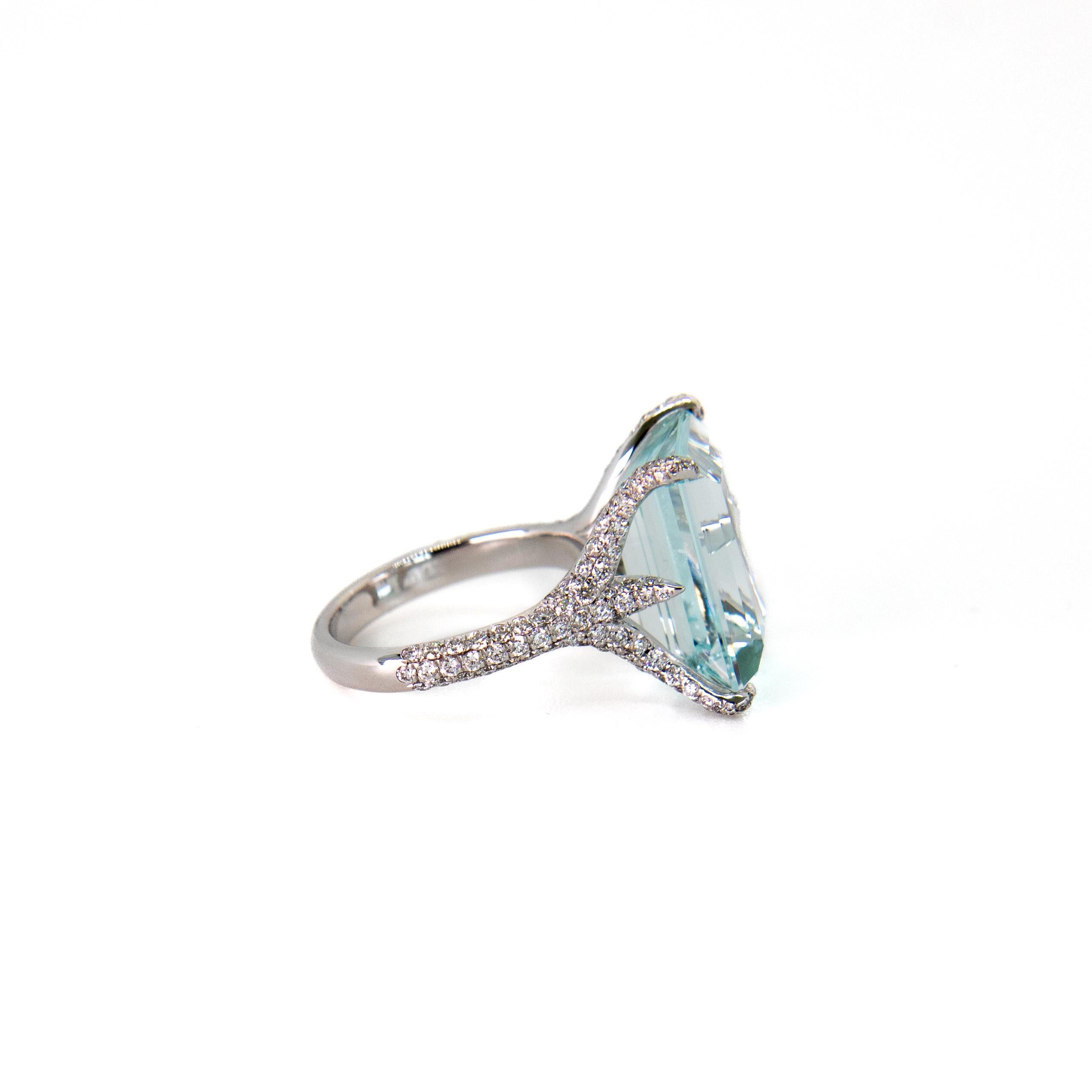 Platinring mit 11,23 Karat Aquamarin und Diamant-Mikropavé-Verschluss im Angebot 3
