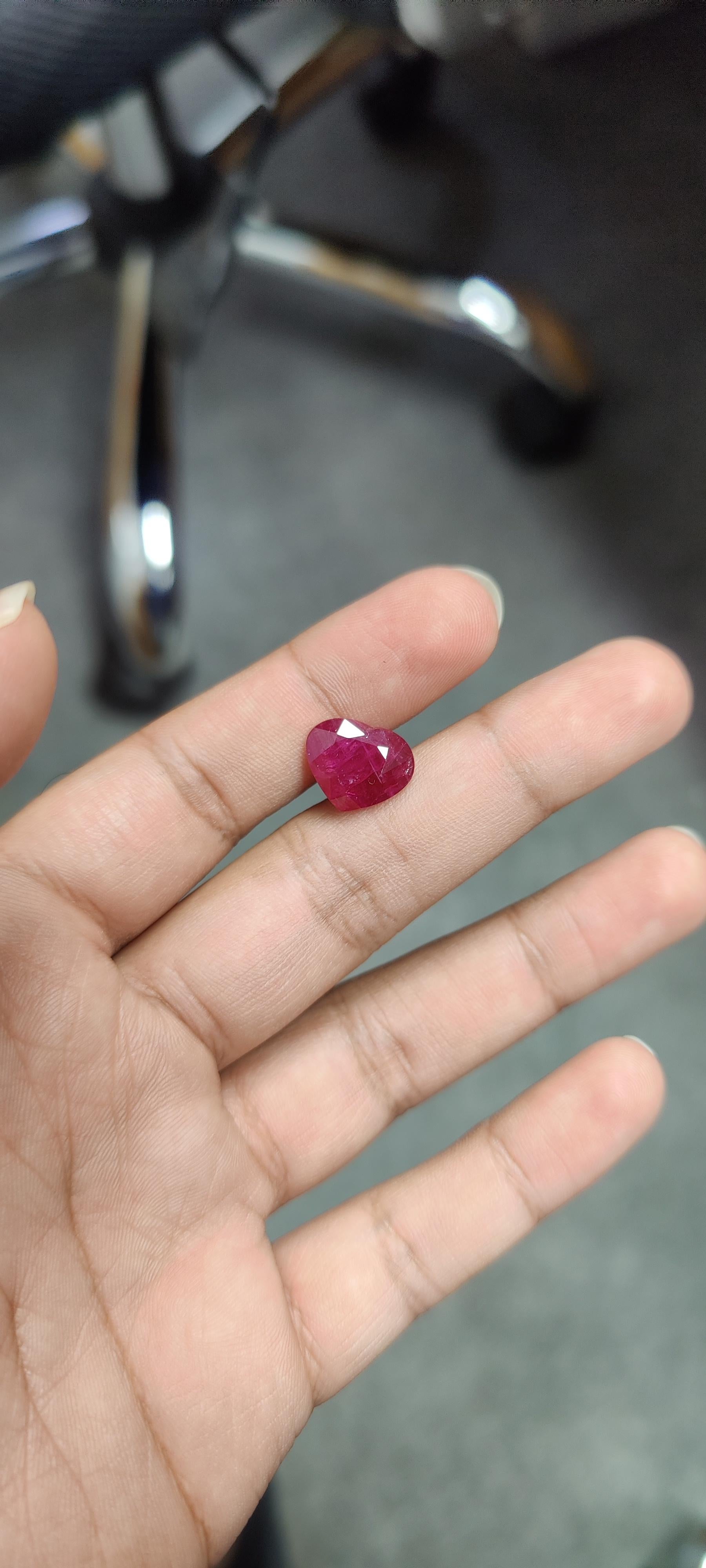 Una gemma mozzafiato di 11,24 carati di rubino. È completamente naturale e di buona qualità. Il rubino ha una forma a cuore e il suo colore è una splendida tonalità rossa. Questa gemma di rubino è stata sottoposta solo a un trattamento termico