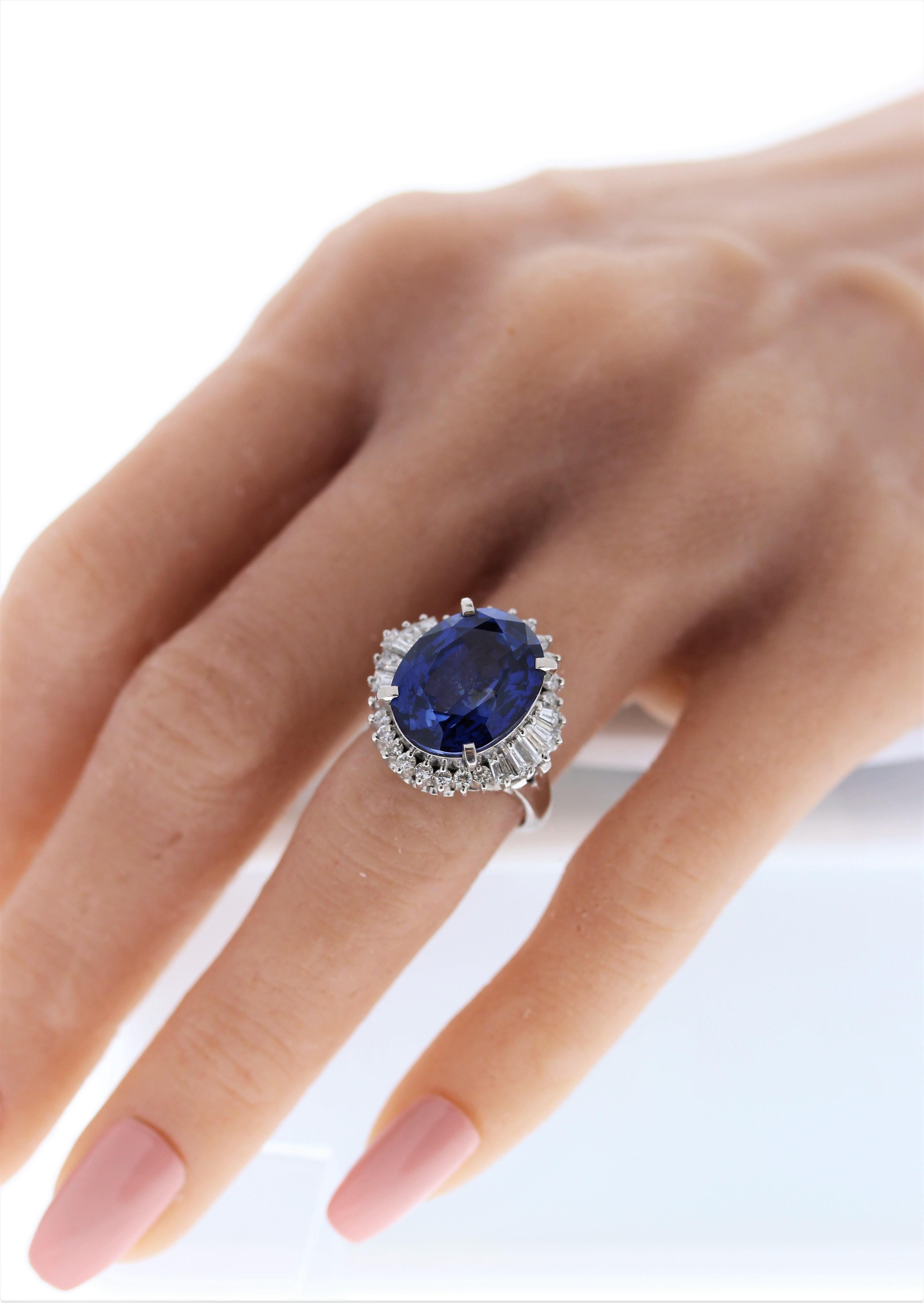 Contemporary 11.24 Carat Oval Shape Blue Sapphire & Diamond Ring In Platinum For Sale
