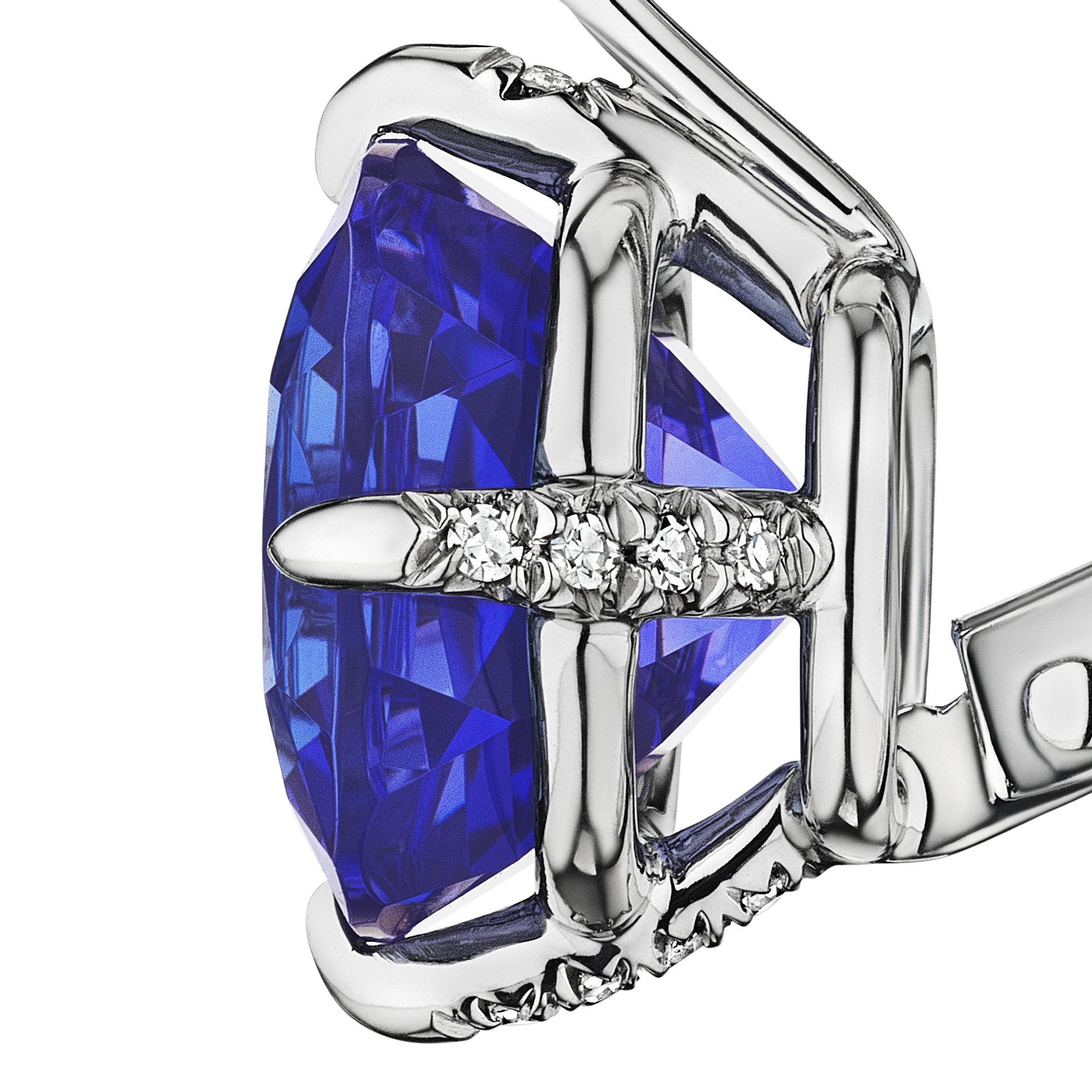 Romantisch und verträumt wie ein samtblauer Sternenhimmel sind diese 11,25 Karat Tansanit-Ohrringe im Kissenschliff.  Montiert in Platin mit Diamantakzenten und mit Hebelrückseite.  Entworfen von Steven Fox Jewelry.  Gewicht des Diamanten 0,08